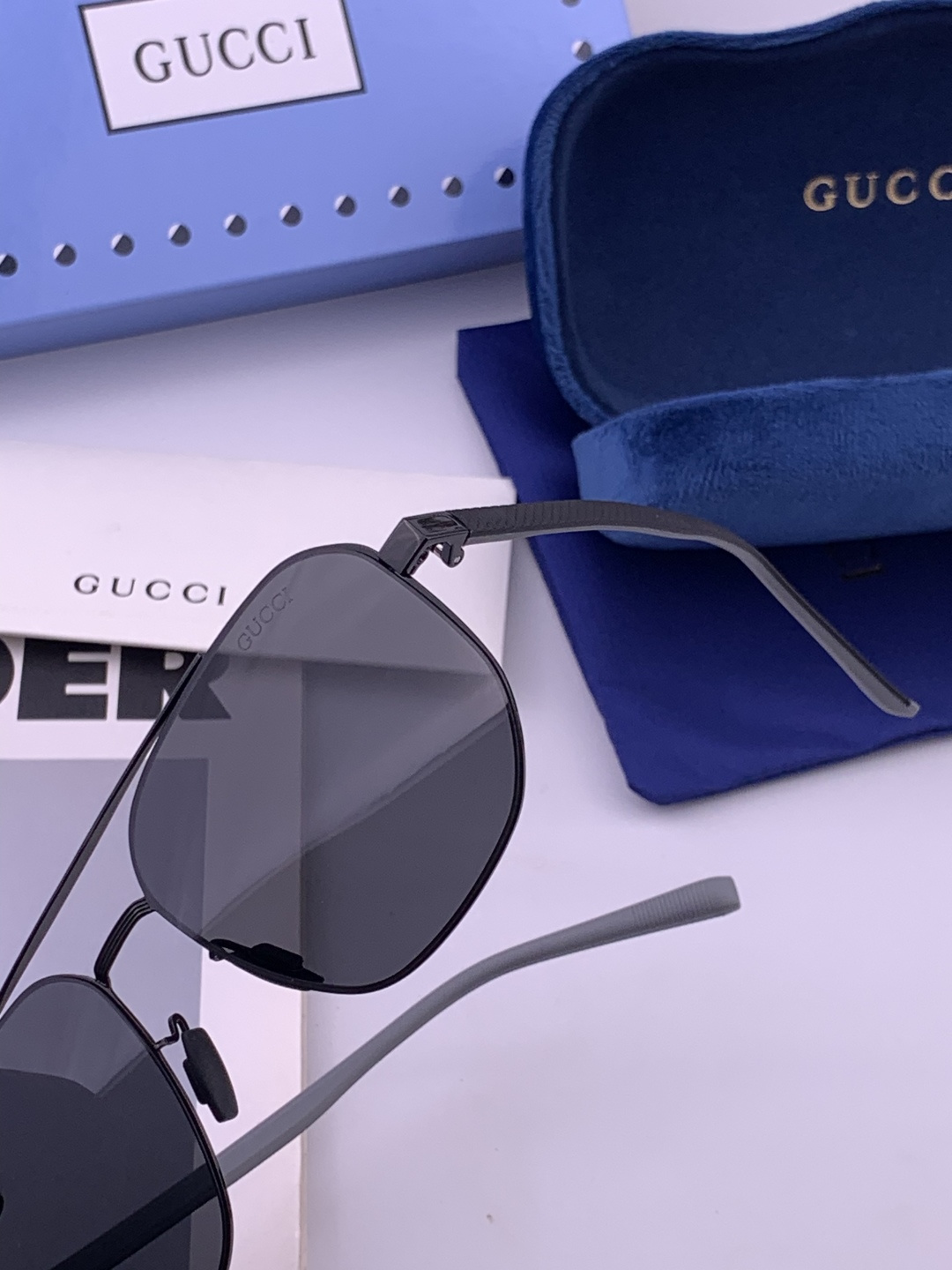 GUCCI 男款炫彩飞行员偏光太阳镜 ❤️材质：高清尼龙加厚卡槽高清偏光镜片 🌹无边框镜架💕颜👍型号：G2702