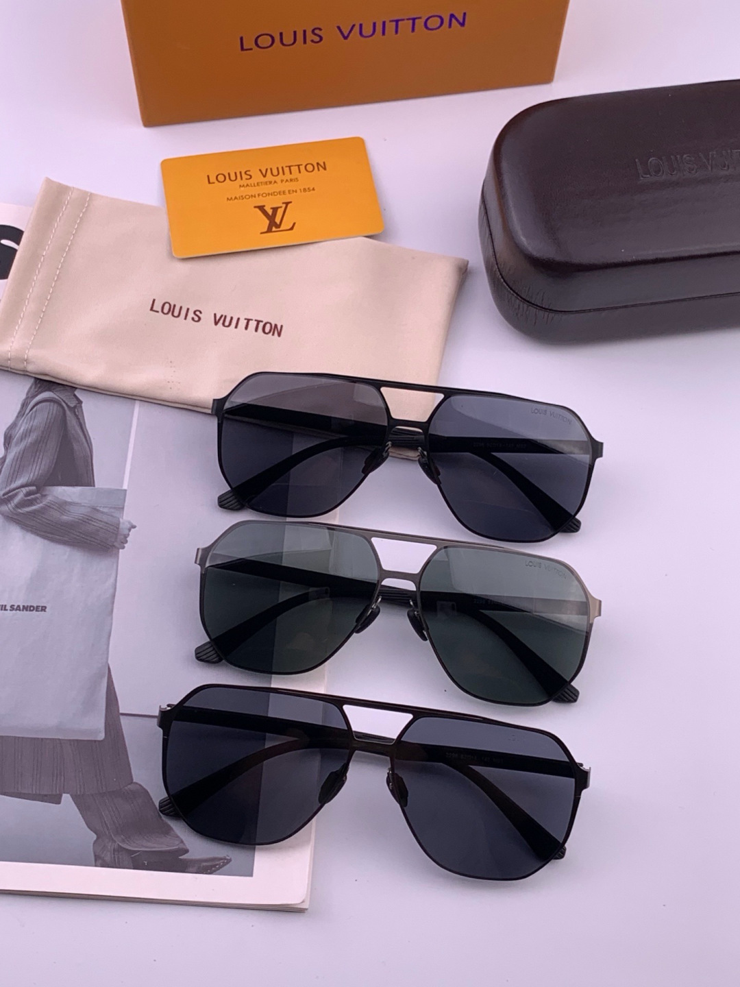 LV 男款炫彩飞行员偏光太阳镜 ❤️材质：高清尼龙加厚卡槽高清偏光镜片 🌹无边框镜架💕颜👍型号：L6229