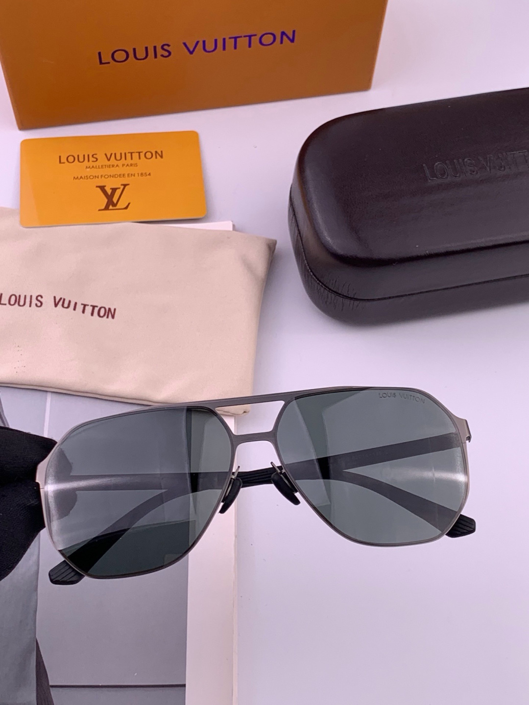 LV 男款炫彩飞行员偏光太阳镜 ❤️材质：高清尼龙加厚卡槽高清偏光镜片 🌹无边框镜架💕颜👍型号：L6229