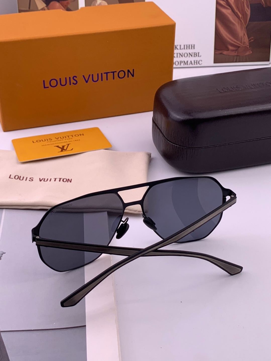 LV 男款炫彩飞行员偏光太阳镜 ❤️材质：高清尼龙加厚卡槽高清偏光镜片 🌹无边框镜架💕颜👍型号：L6229