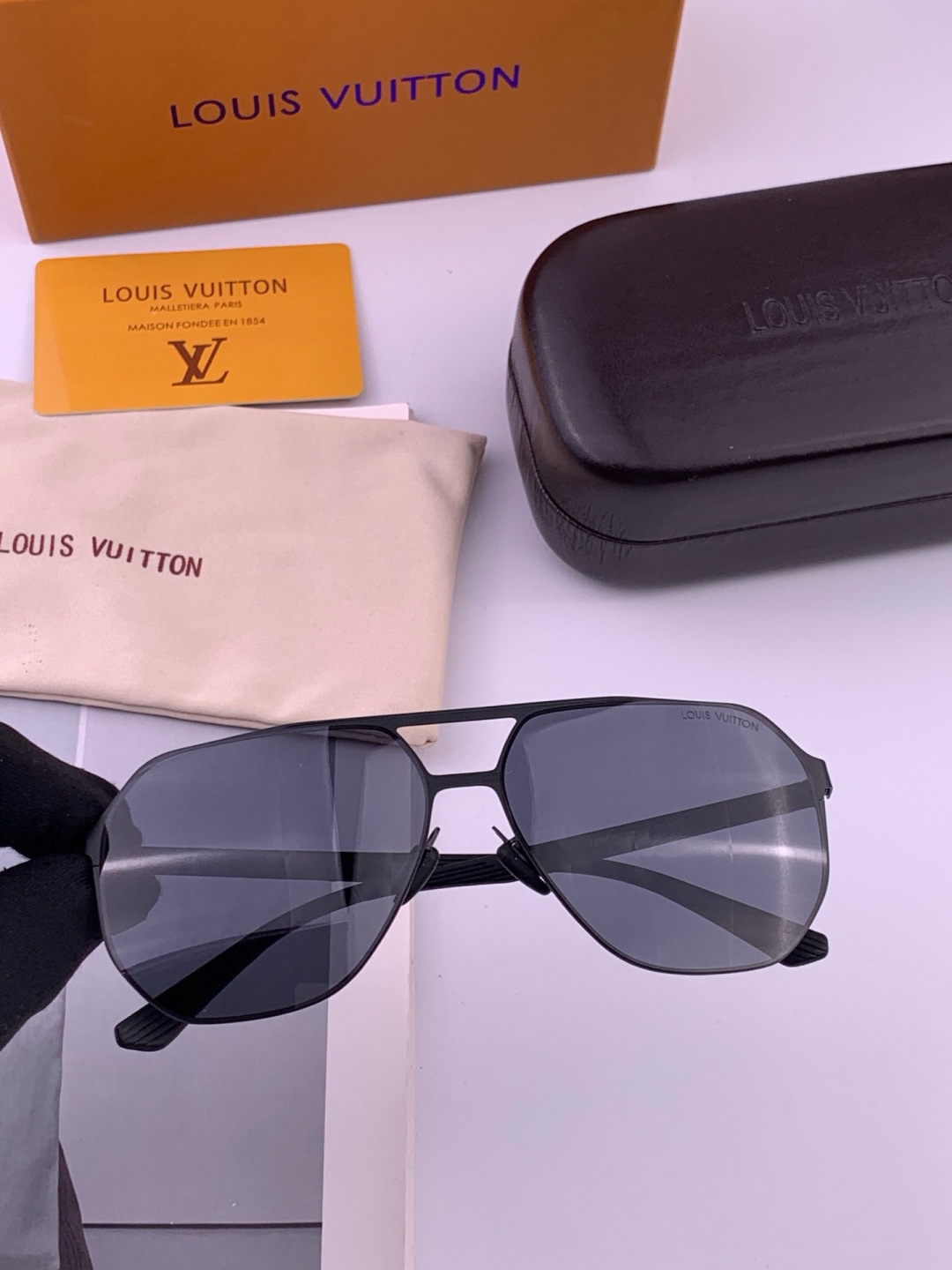 LV 男款炫彩飞行员偏光太阳镜 ❤️材质：高清尼龙加厚卡槽高清偏光镜片 🌹无边框镜架💕颜👍型号：L6229