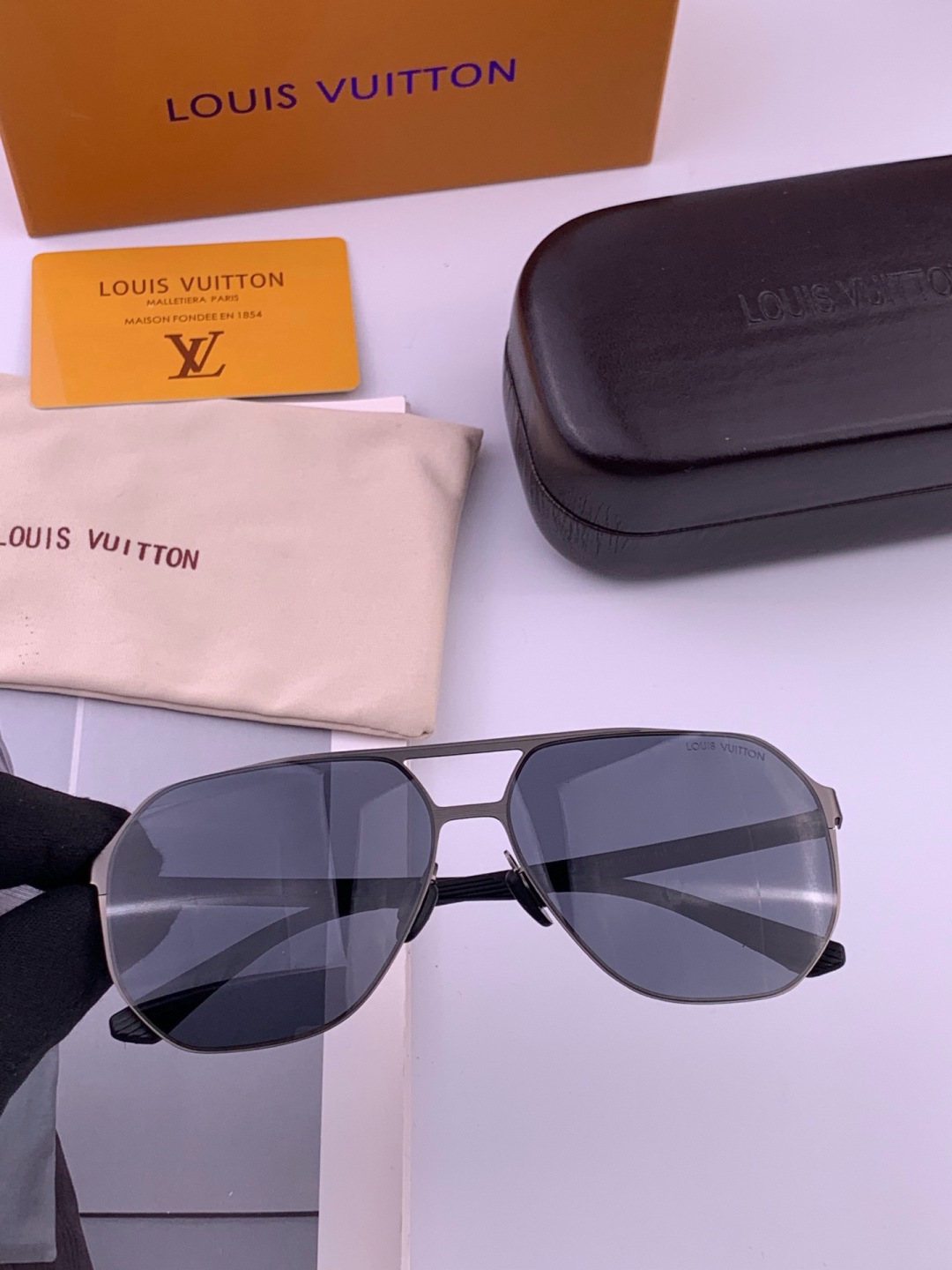 LV 男款炫彩飞行员偏光太阳镜 ❤️材质：高清尼龙加厚卡槽高清偏光镜片 🌹无边框镜架💕颜👍型号：L6229