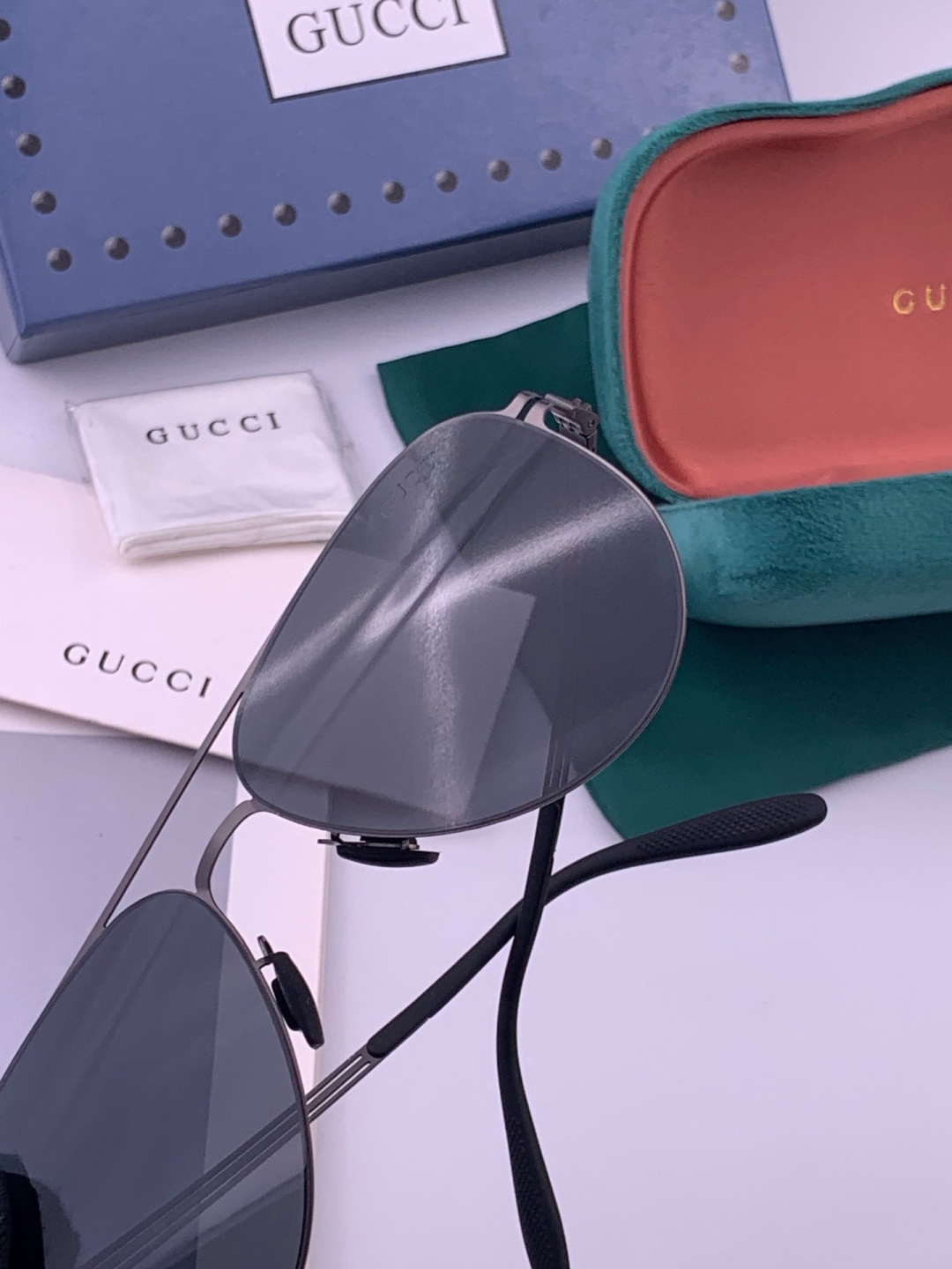 ♦️ GUCCI新款男女情侣款太阳镜多边形墨镜iP电镀永不褪色 超轻超有弹性整幅眼镜无螺丝重要的是压不坏 高清尼龙镜片、
