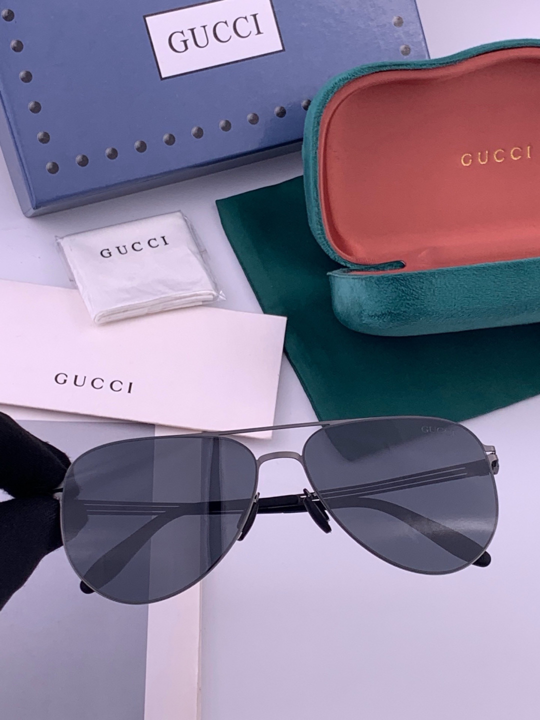♦️ GUCCI新款男女情侣款太阳镜多边形墨镜iP电镀永不褪色 超轻超有弹性整幅眼镜无螺丝重要的是压不坏 高清尼龙镜片、