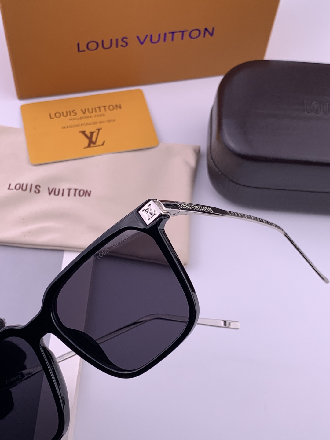 LV。高品质男女款”太阳镜。 开车钓鱼都可。百搭显瘦墨镜韩版男士飞行员大框司机开车防紫外线太阳镜，型号：L7166
