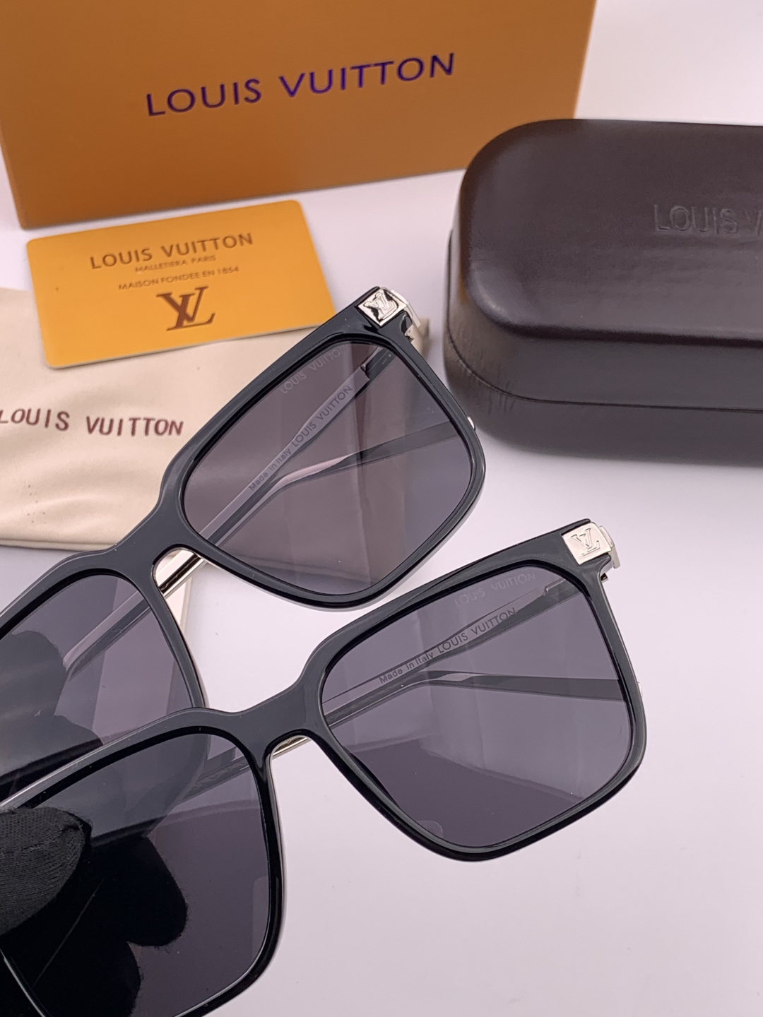 LV。高品质男女款”太阳镜。 开车钓鱼都可。百搭显瘦墨镜韩版男士飞行员大框司机开车防紫外线太阳镜，型号：L7166