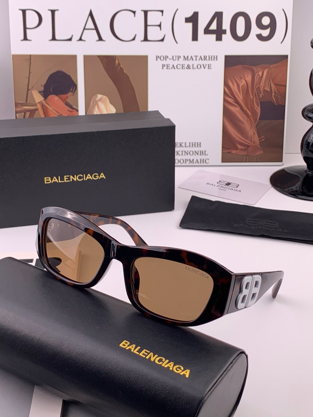 小红书超火。的一款高清偏光太阳镜BALENCIAGA巴黎世家春夏新款太阳镜 镜腿金属双B字母logo设计让人一眼爱上 超