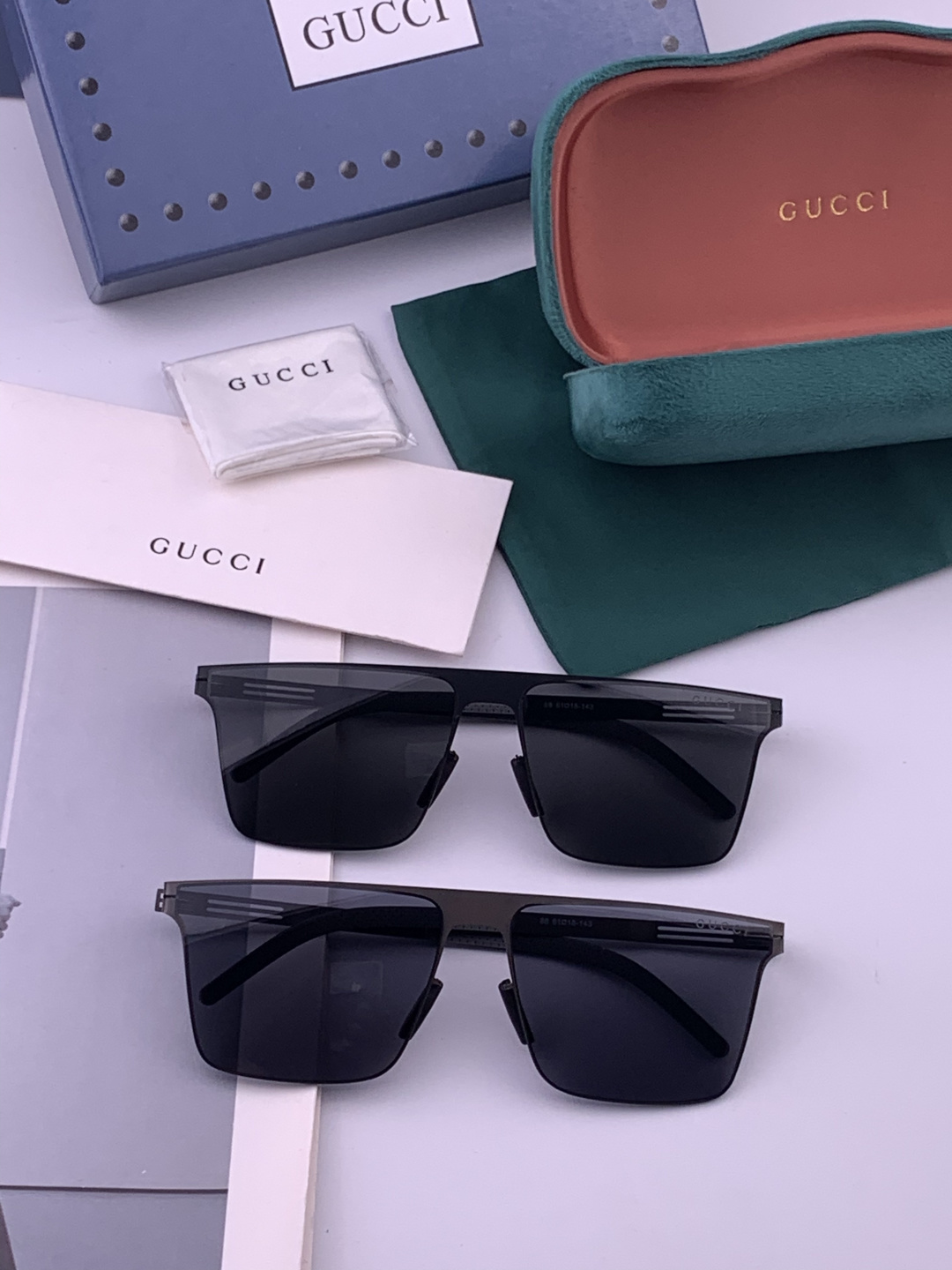 ♦️ GUCCI 新款男女情侣款太阳镜多边形墨镜iP电镀永不褪色 超轻超有弹性整幅眼镜无螺丝重要的是压不坏 高清尼龙镜片