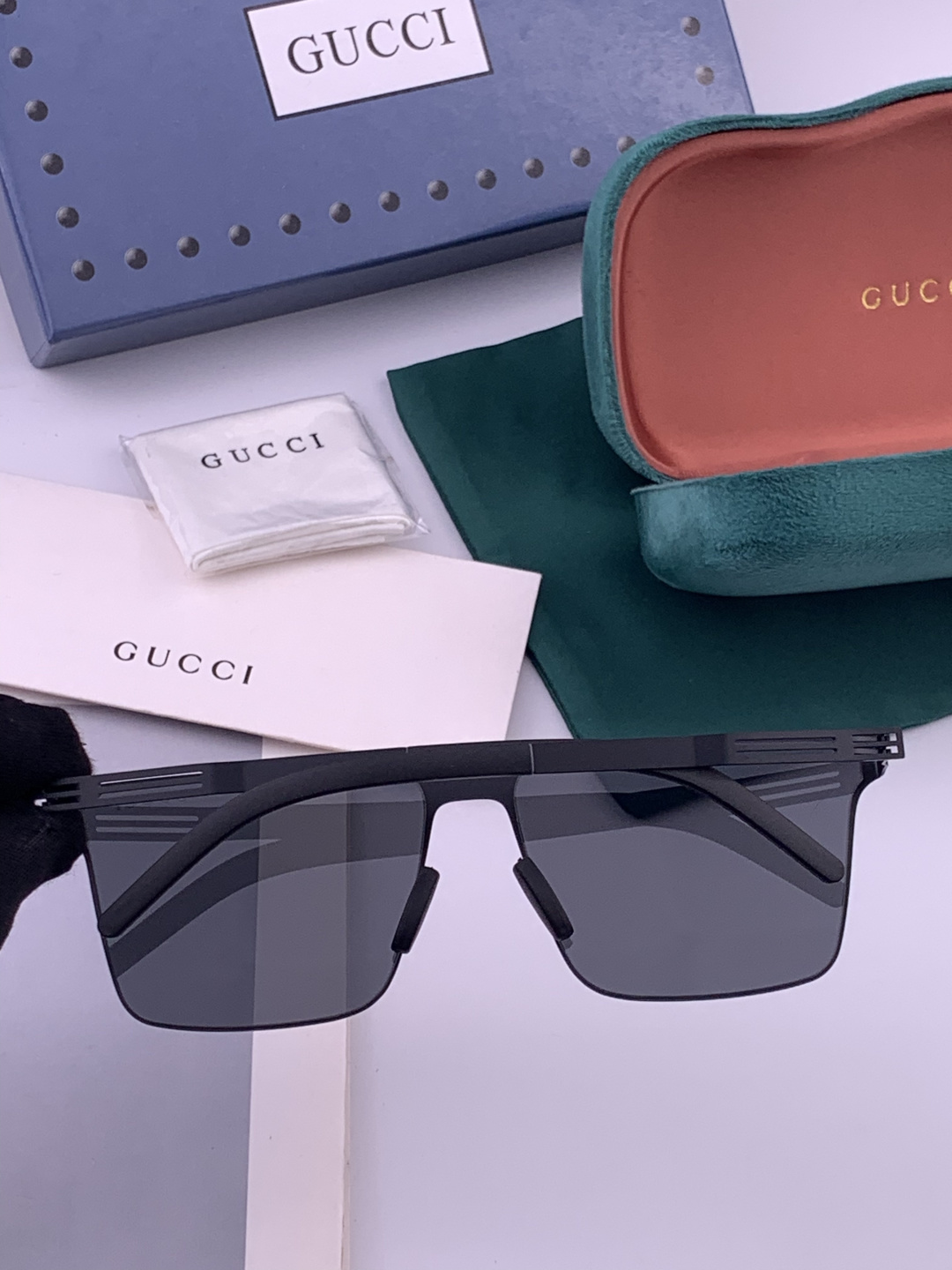 ♦️ GUCCI 新款男女情侣款太阳镜多边形墨镜iP电镀永不褪色 超轻超有弹性整幅眼镜无螺丝重要的是压不坏 高清尼龙镜片