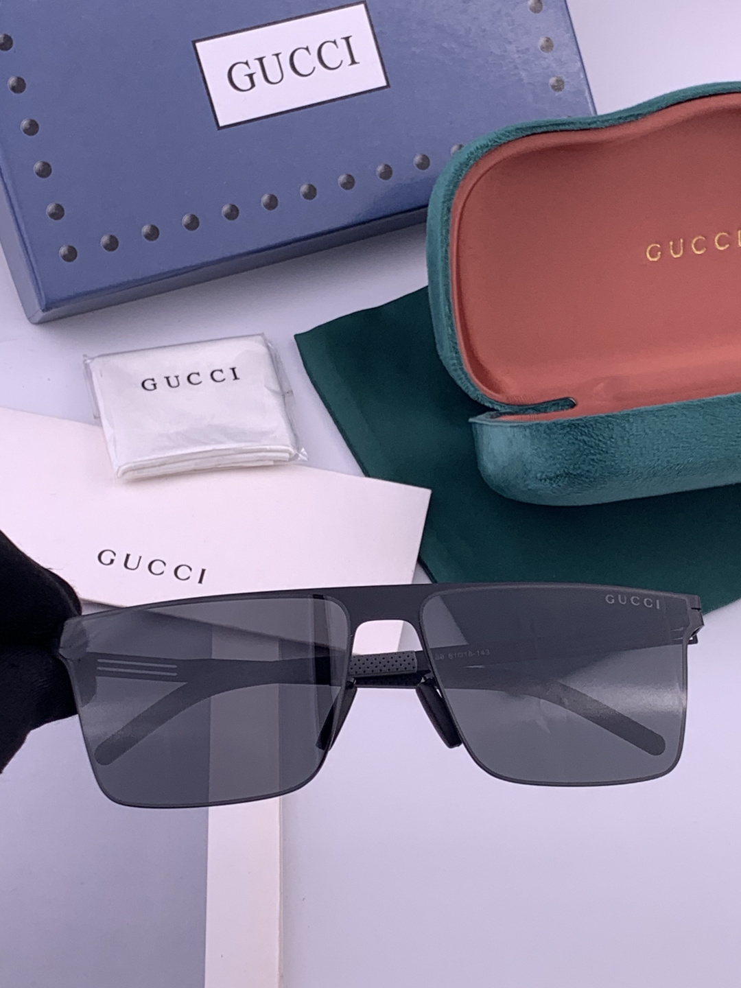 ♦️ GUCCI 新款男女情侣款太阳镜多边形墨镜iP电镀永不褪色 超轻超有弹性整幅眼镜无螺丝重要的是压不坏 高清尼龙镜片