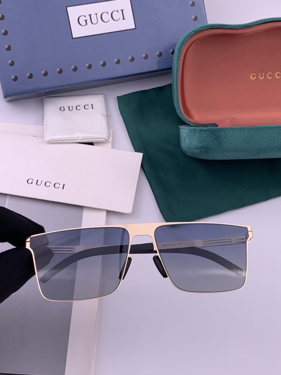 ♦️ GUCCI 新款男女情侣款太阳镜多边形墨镜iP电镀永不褪色 超轻超有弹性整幅眼镜无螺丝重要的是压不坏 高清尼龙镜片