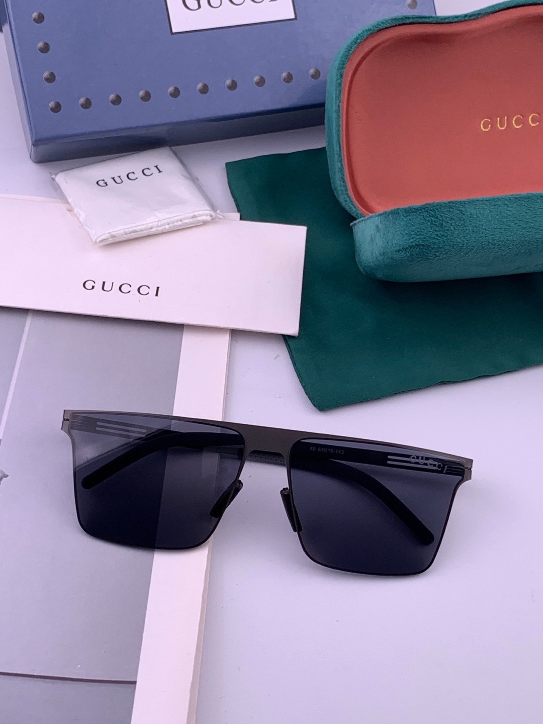 ♦️ GUCCI 新款男女情侣款太阳镜多边形墨镜iP电镀永不褪色 超轻超有弹性整幅眼镜无螺丝重要的是压不坏 高清尼龙镜片