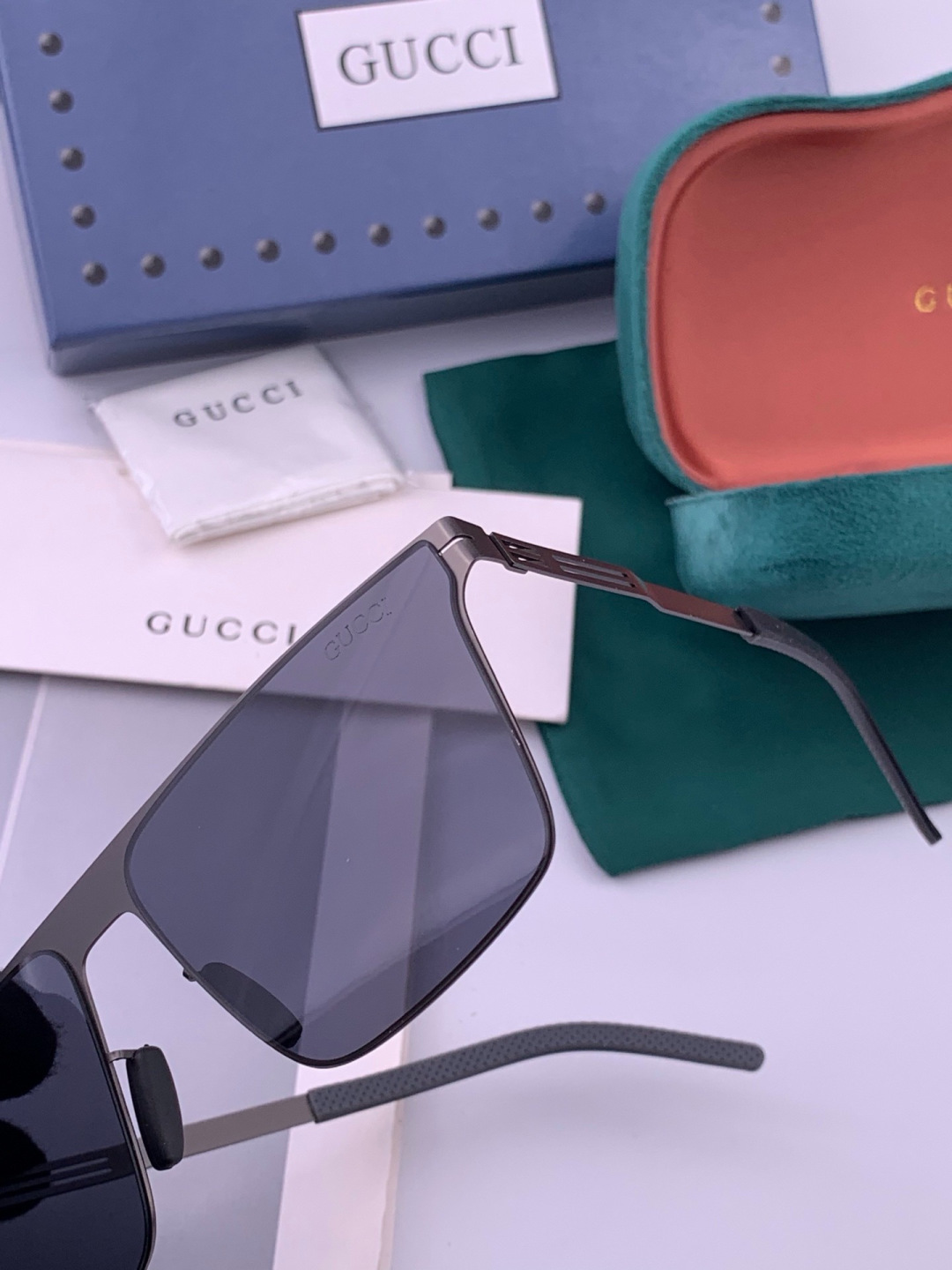 ♦️ GUCCI 新款男女情侣款太阳镜多边形墨镜iP电镀永不褪色 超轻超有弹性整幅眼镜无螺丝重要的是压不坏 高清尼龙镜片