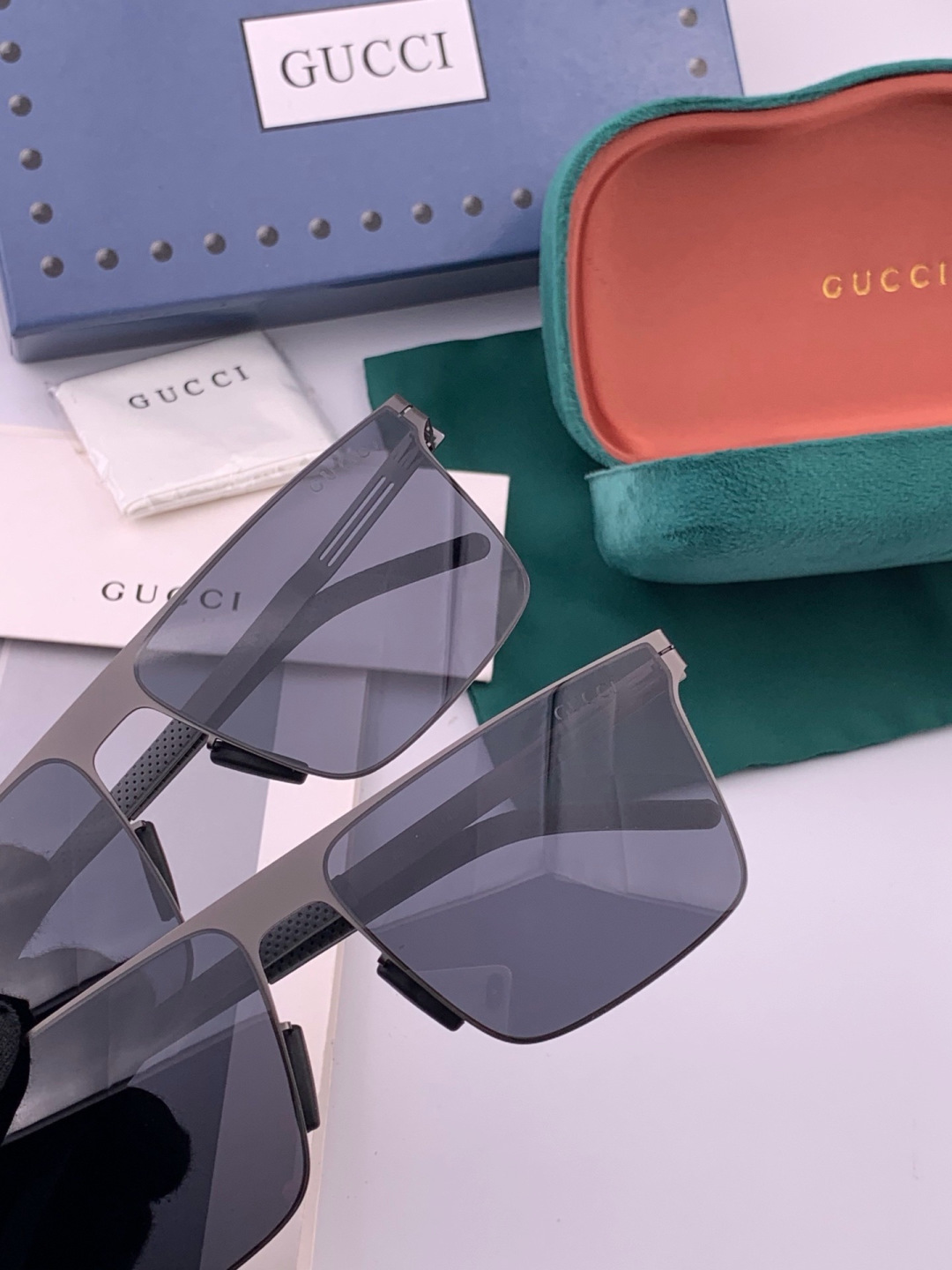 ♦️ GUCCI 新款男女情侣款太阳镜多边形墨镜iP电镀永不褪色 超轻超有弹性整幅眼镜无螺丝重要的是压不坏 高清尼龙镜片