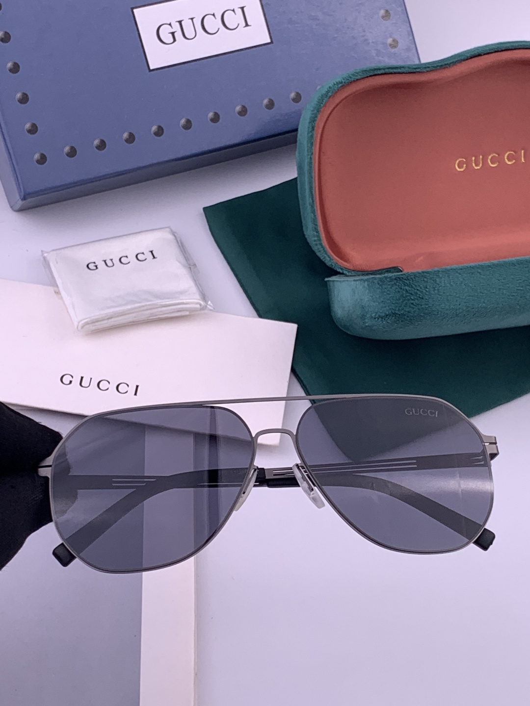 ♦️ GUCCI 新款男女情侣款太阳镜多边形墨镜iP电镀永不褪色 超轻超有弹性整幅眼镜无螺丝重要的是压不坏 高清尼龙镜片