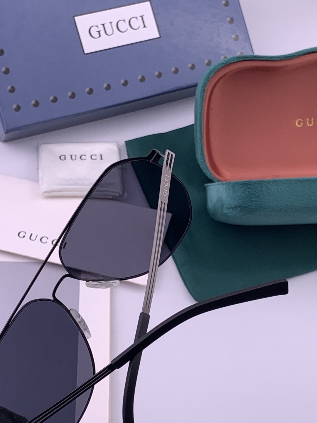 ♦️ GUCCI 新款男女情侣款太阳镜多边形墨镜iP电镀永不褪色 超轻超有弹性整幅眼镜无螺丝重要的是压不坏 高清尼龙镜片