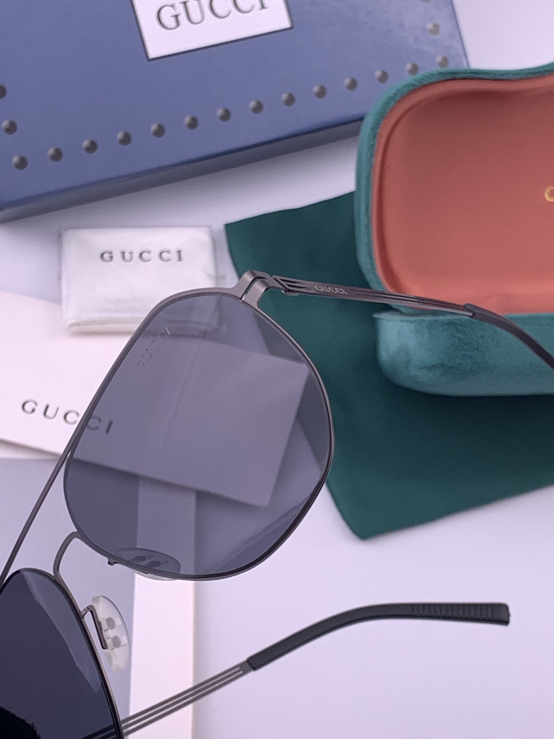 ♦️ GUCCI 新款男女情侣款太阳镜多边形墨镜iP电镀永不褪色 超轻超有弹性整幅眼镜无螺丝重要的是压不坏 高清尼龙镜片