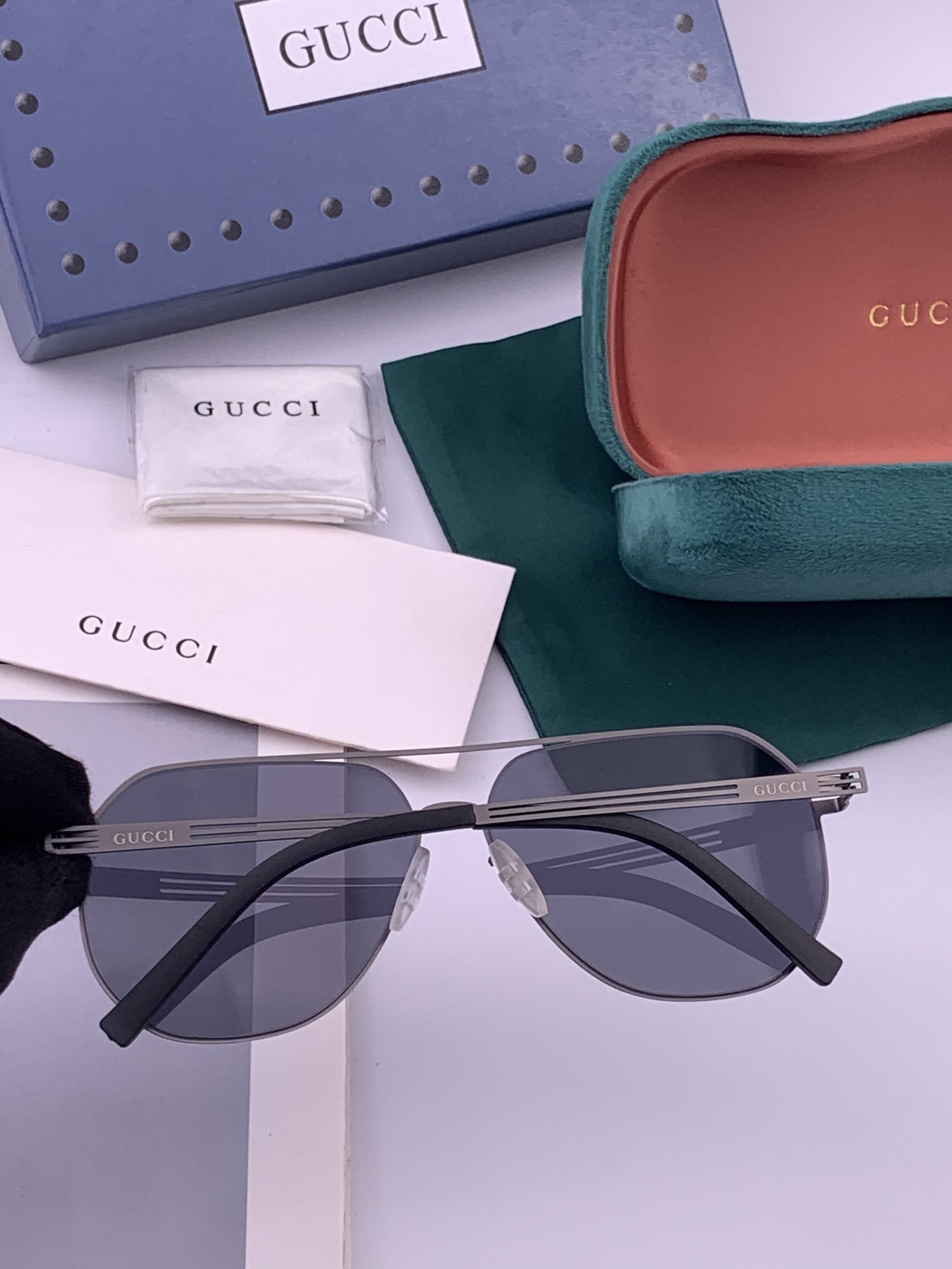 ♦️ GUCCI 新款男女情侣款太阳镜多边形墨镜iP电镀永不褪色 超轻超有弹性整幅眼镜无螺丝重要的是压不坏 高清尼龙镜片