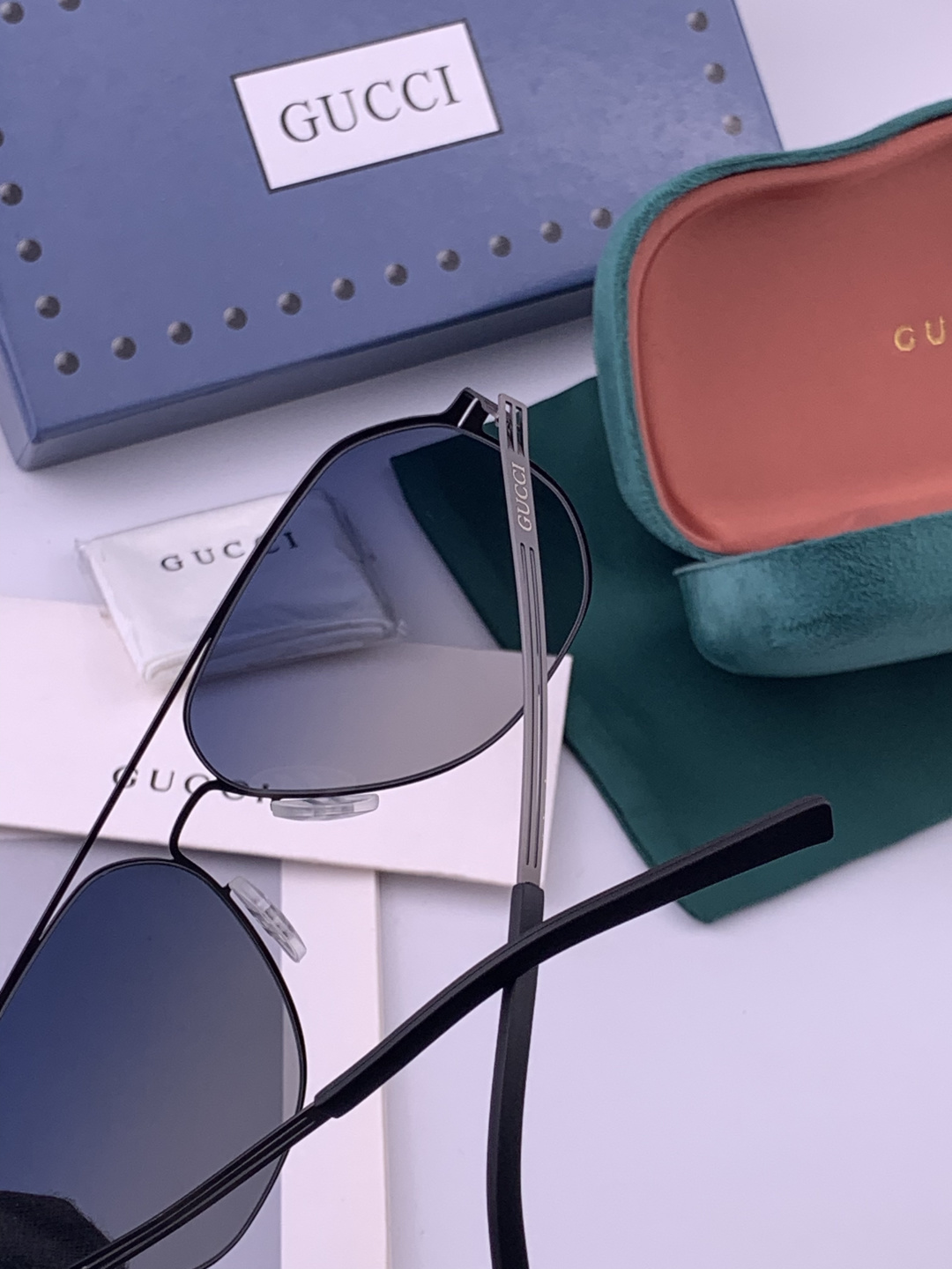 ♦️ GUCCI 新款男女情侣款太阳镜多边形墨镜iP电镀永不褪色 超轻超有弹性整幅眼镜无螺丝重要的是压不坏 高清尼龙镜片