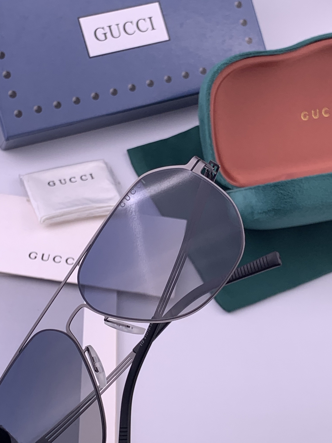 ♦️ GUCCI 新款男女情侣款太阳镜多边形墨镜iP电镀永不褪色 超轻超有弹性整幅眼镜无螺丝重要的是压不坏 高清尼龙镜片