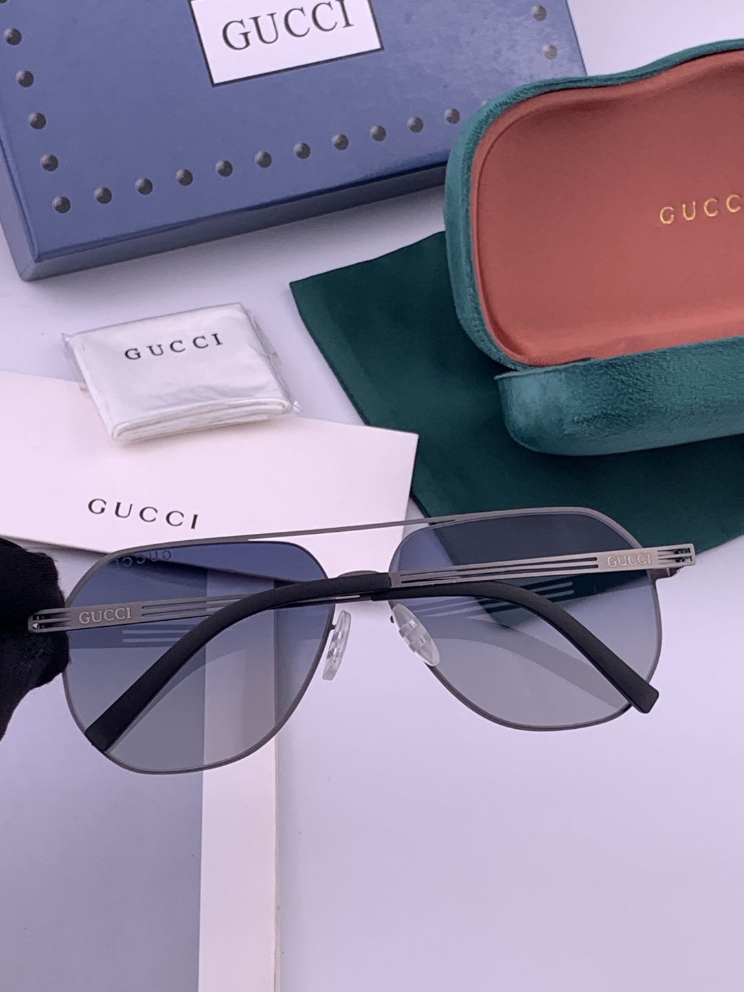 ♦️ GUCCI 新款男女情侣款太阳镜多边形墨镜iP电镀永不褪色 超轻超有弹性整幅眼镜无螺丝重要的是压不坏 高清尼龙镜片