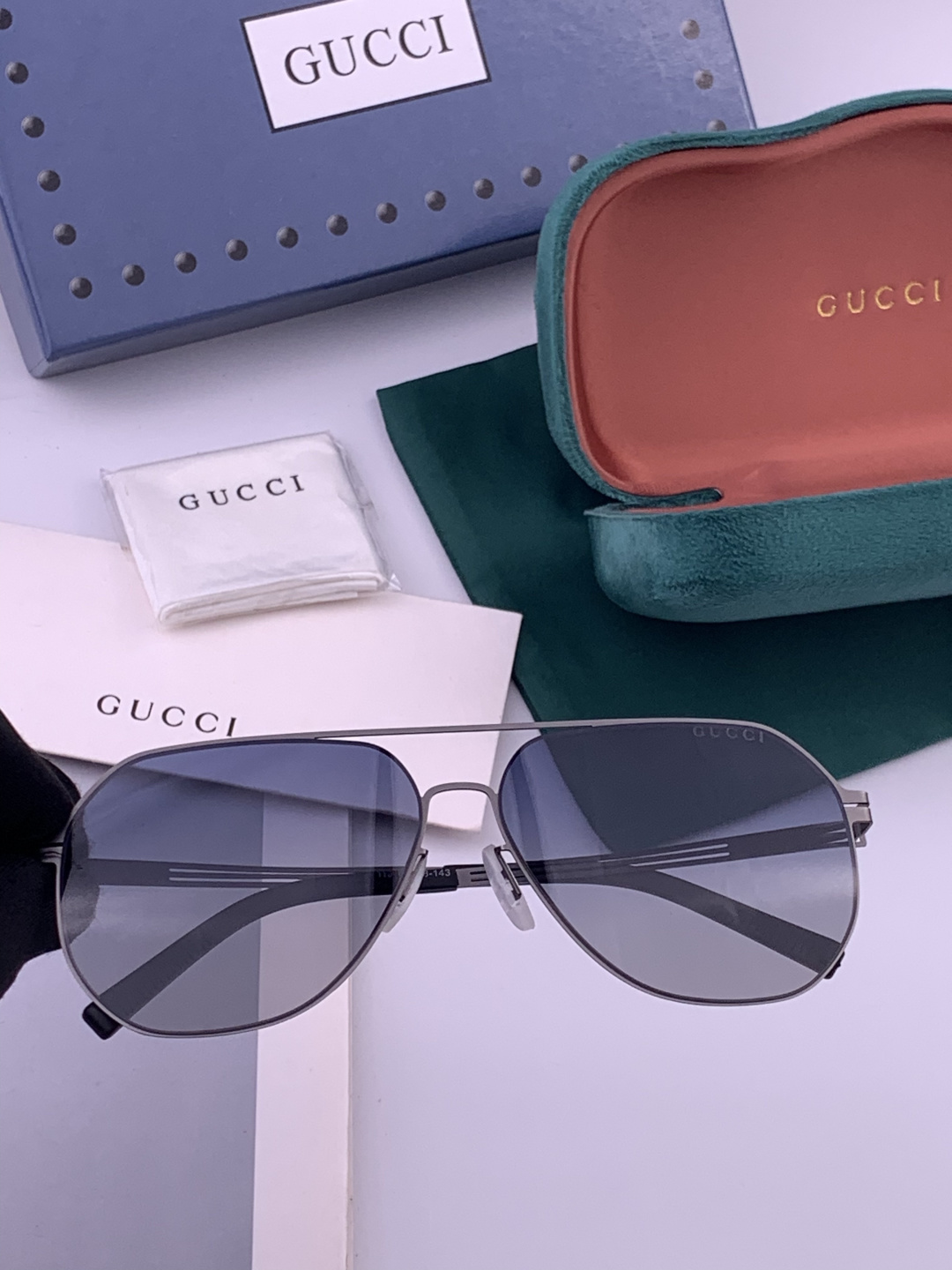 ♦️ GUCCI 新款男女情侣款太阳镜多边形墨镜iP电镀永不褪色 超轻超有弹性整幅眼镜无螺丝重要的是压不坏 高清尼龙镜片