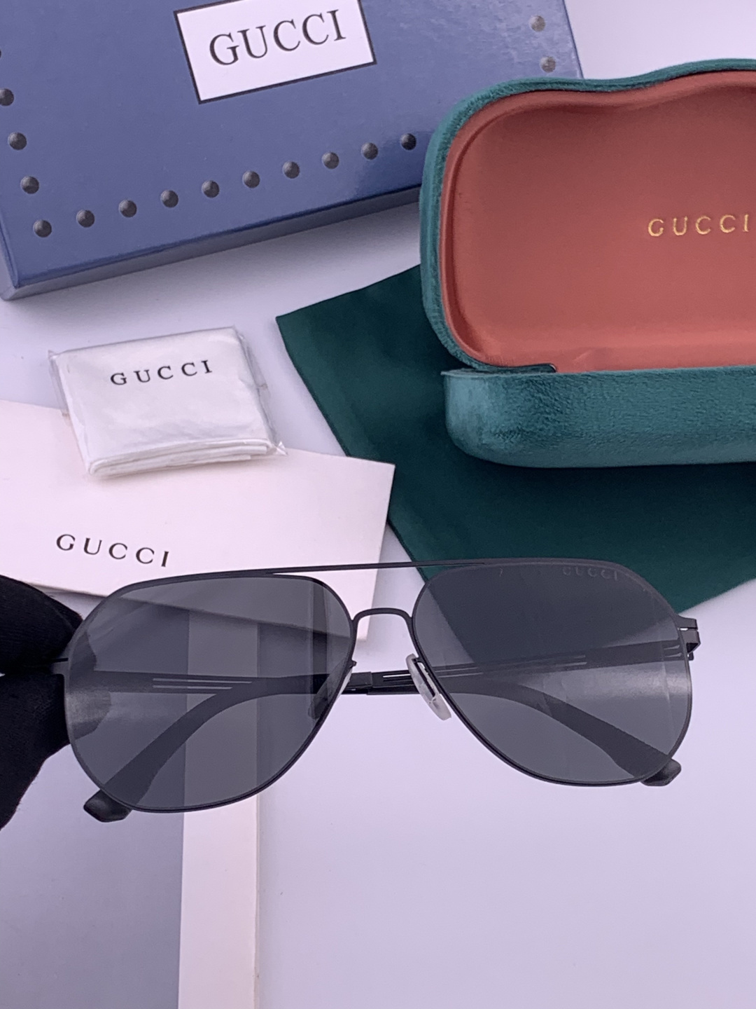 ♦️ GUCCI 新款男女情侣款太阳镜多边形墨镜iP电镀永不褪色 超轻超有弹性整幅眼镜无螺丝重要的是压不坏 高清尼龙镜片