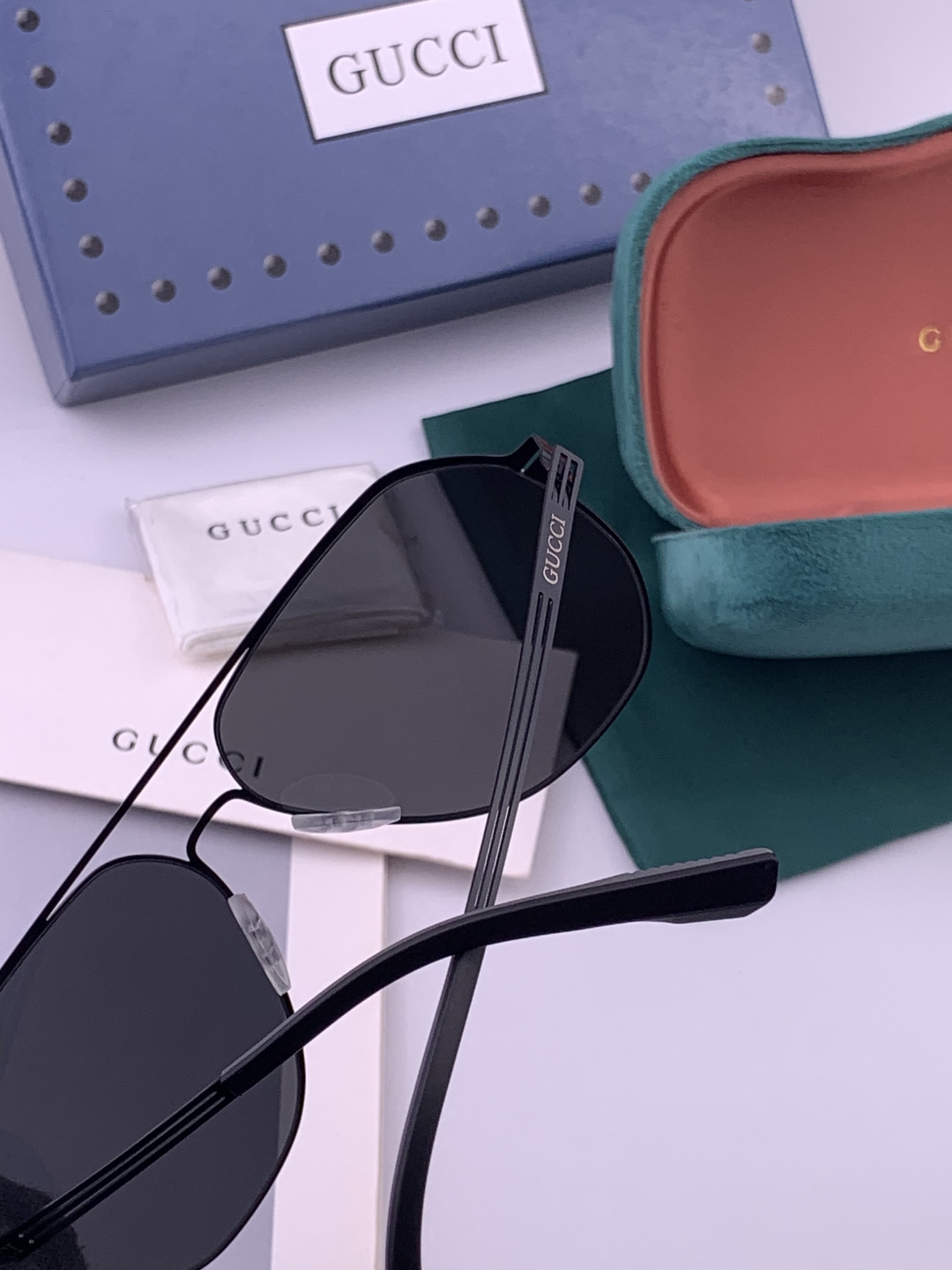 ♦️ GUCCI 新款男女情侣款太阳镜多边形墨镜iP电镀永不褪色 超轻超有弹性整幅眼镜无螺丝重要的是压不坏 高清尼龙镜片