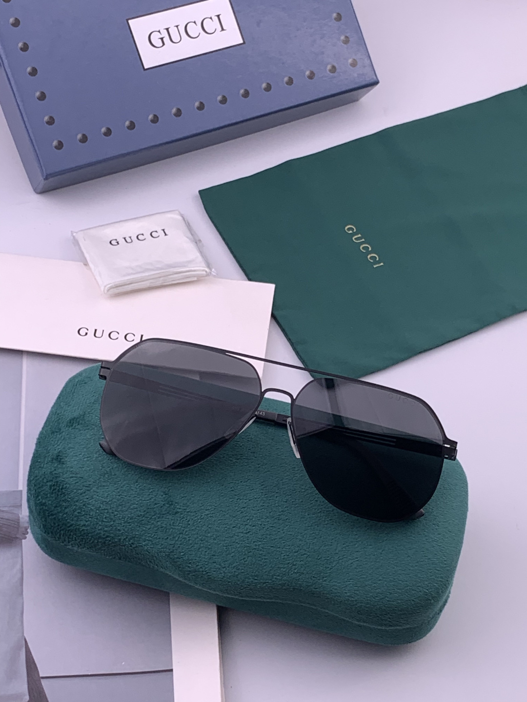 ♦️ GUCCI 新款男女情侣款太阳镜多边形墨镜iP电镀永不褪色 超轻超有弹性整幅眼镜无螺丝重要的是压不坏 高清尼龙镜片