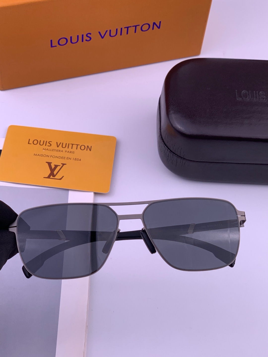♦️LV  新款男女情侣款太阳镜多边形墨镜iP电镀永不褪色 超轻超有弹性整幅眼镜无螺丝重要的是压不坏 高清尼龙镜片、精湛