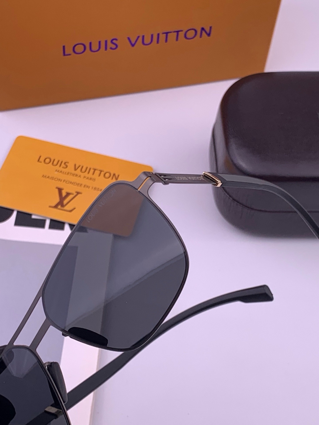 ♦️LV  新款男女情侣款太阳镜多边形墨镜iP电镀永不褪色 超轻超有弹性整幅眼镜无螺丝重要的是压不坏 高清尼龙镜片、精湛