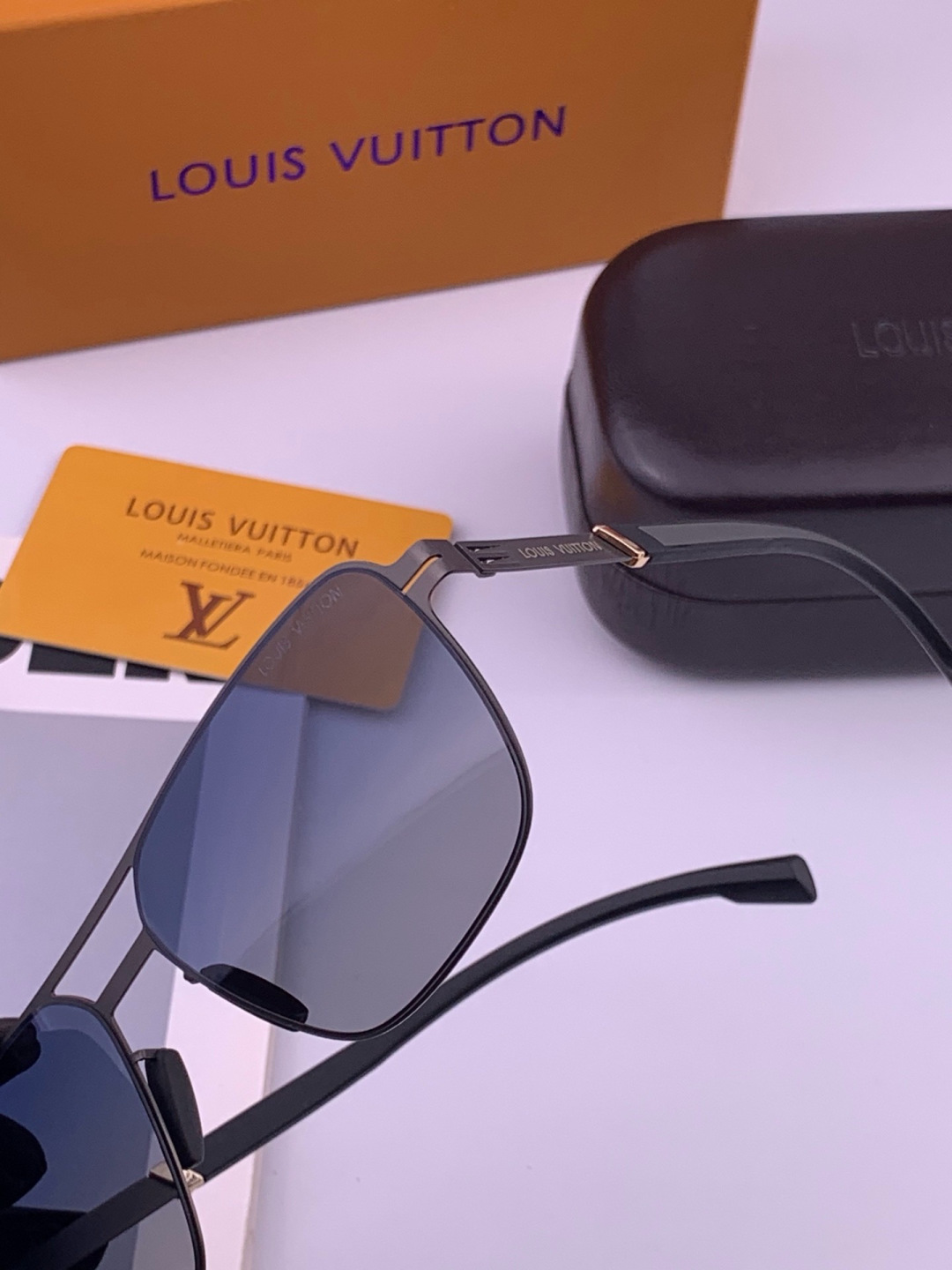 ♦️LV  新款男女情侣款太阳镜多边形墨镜iP电镀永不褪色 超轻超有弹性整幅眼镜无螺丝重要的是压不坏 高清尼龙镜片、精湛