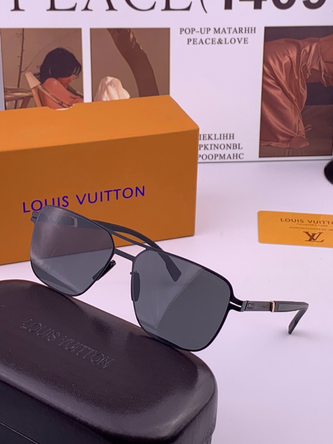♦️LV  新款男女情侣款太阳镜多边形墨镜iP电镀永不褪色 超轻超有弹性整幅眼镜无螺丝重要的是压不坏 高清尼龙镜片、精湛