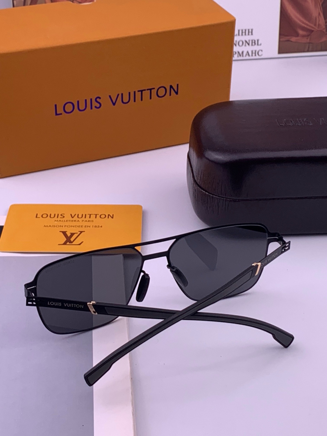 ♦️LV  新款男女情侣款太阳镜多边形墨镜iP电镀永不褪色 超轻超有弹性整幅眼镜无螺丝重要的是压不坏 高清尼龙镜片、精湛