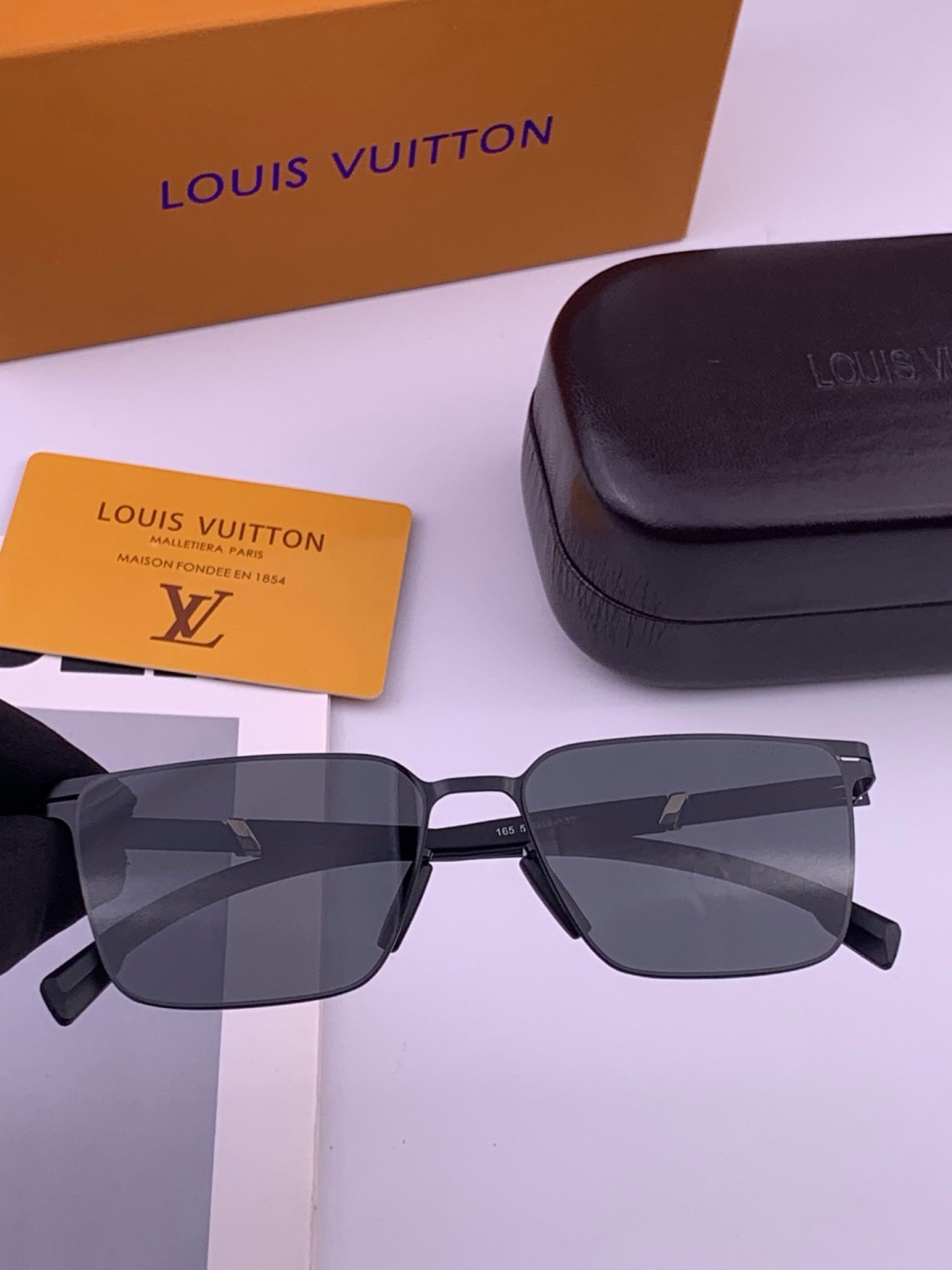 ♦️LV  新款男女情侣款太阳镜多边形墨镜iP电镀永不褪色 超轻超有弹性整幅眼镜无螺丝重要的是压不坏 高清尼龙镜片、精湛