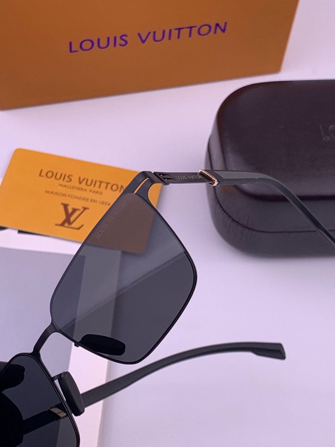 ♦️LV  新款男女情侣款太阳镜多边形墨镜iP电镀永不褪色 超轻超有弹性整幅眼镜无螺丝重要的是压不坏 高清尼龙镜片、精湛