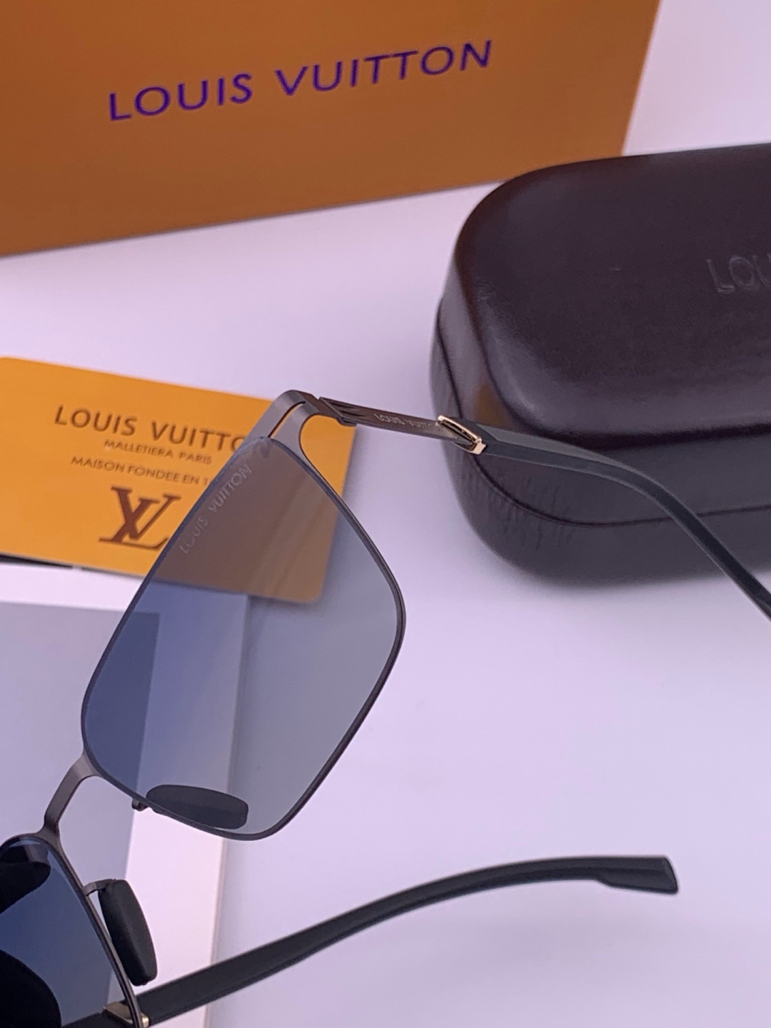 ♦️LV  新款男女情侣款太阳镜多边形墨镜iP电镀永不褪色 超轻超有弹性整幅眼镜无螺丝重要的是压不坏 高清尼龙镜片、精湛