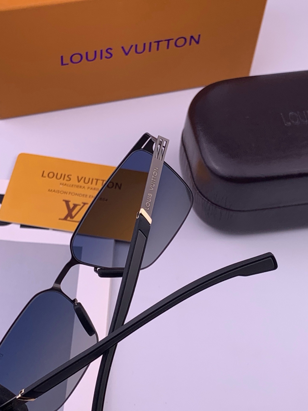 ♦️LV  新款男女情侣款太阳镜多边形墨镜iP电镀永不褪色 超轻超有弹性整幅眼镜无螺丝重要的是压不坏 高清尼龙镜片、精湛