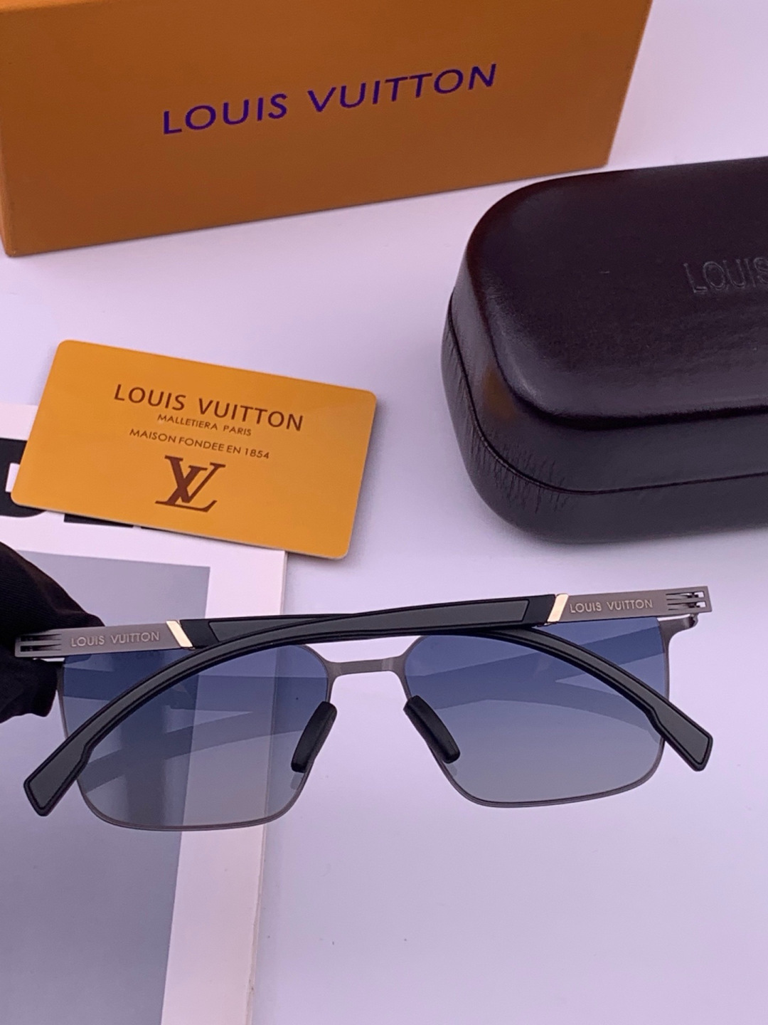 ♦️LV  新款男女情侣款太阳镜多边形墨镜iP电镀永不褪色 超轻超有弹性整幅眼镜无螺丝重要的是压不坏 高清尼龙镜片、精湛