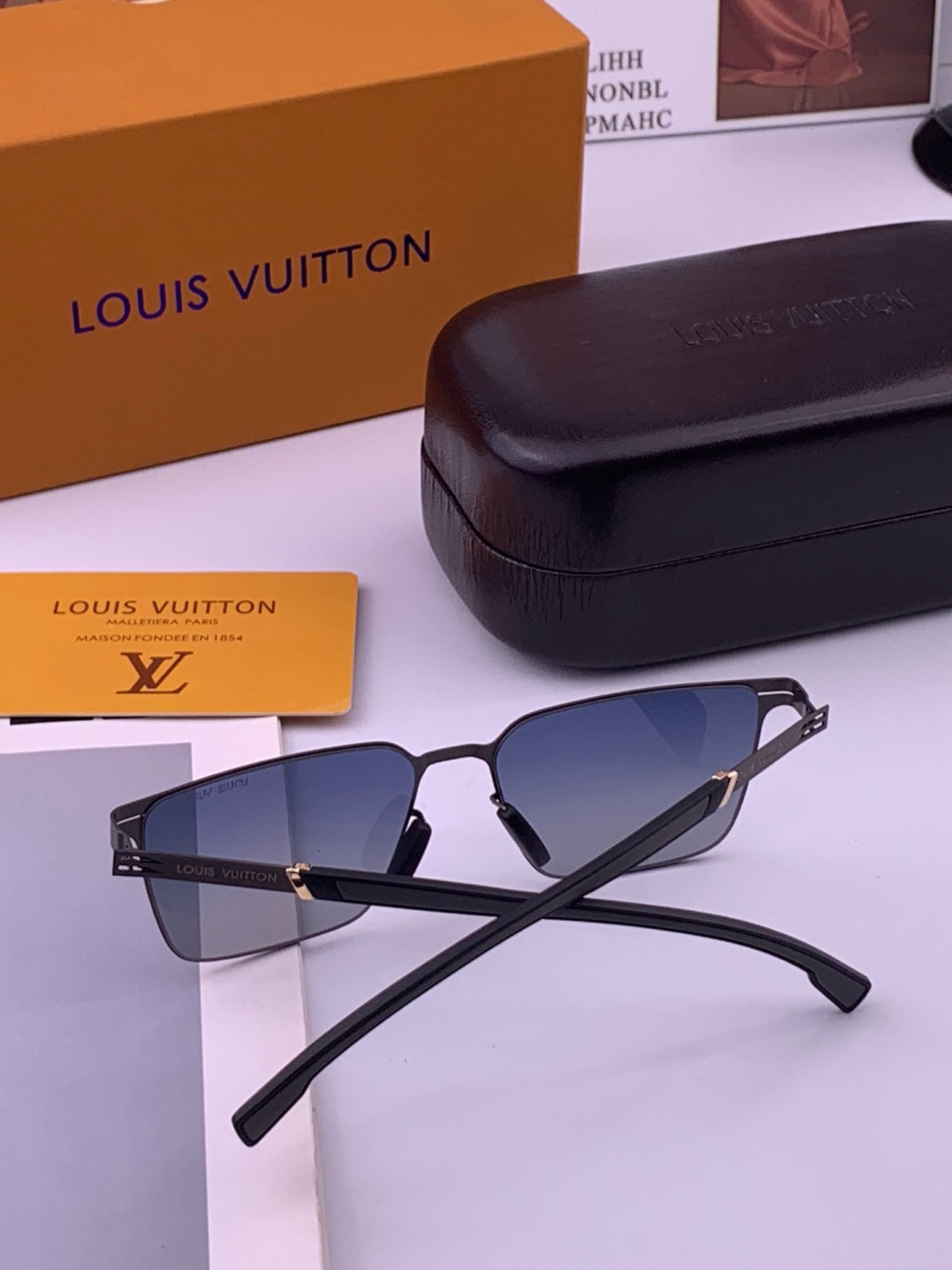 ♦️LV  新款男女情侣款太阳镜多边形墨镜iP电镀永不褪色 超轻超有弹性整幅眼镜无螺丝重要的是压不坏 高清尼龙镜片、精湛