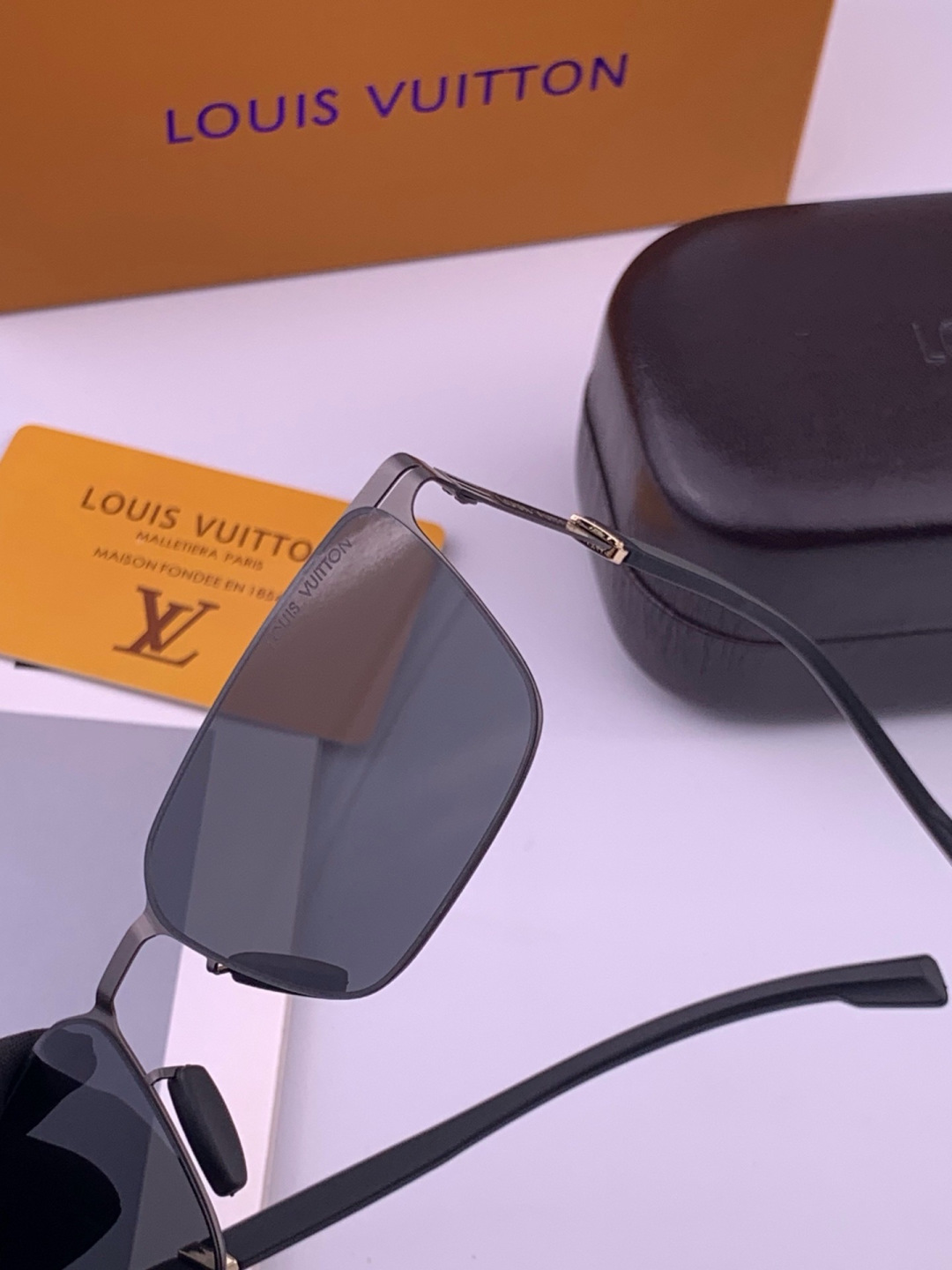 ♦️LV  新款男女情侣款太阳镜多边形墨镜iP电镀永不褪色 超轻超有弹性整幅眼镜无螺丝重要的是压不坏 高清尼龙镜片、精湛