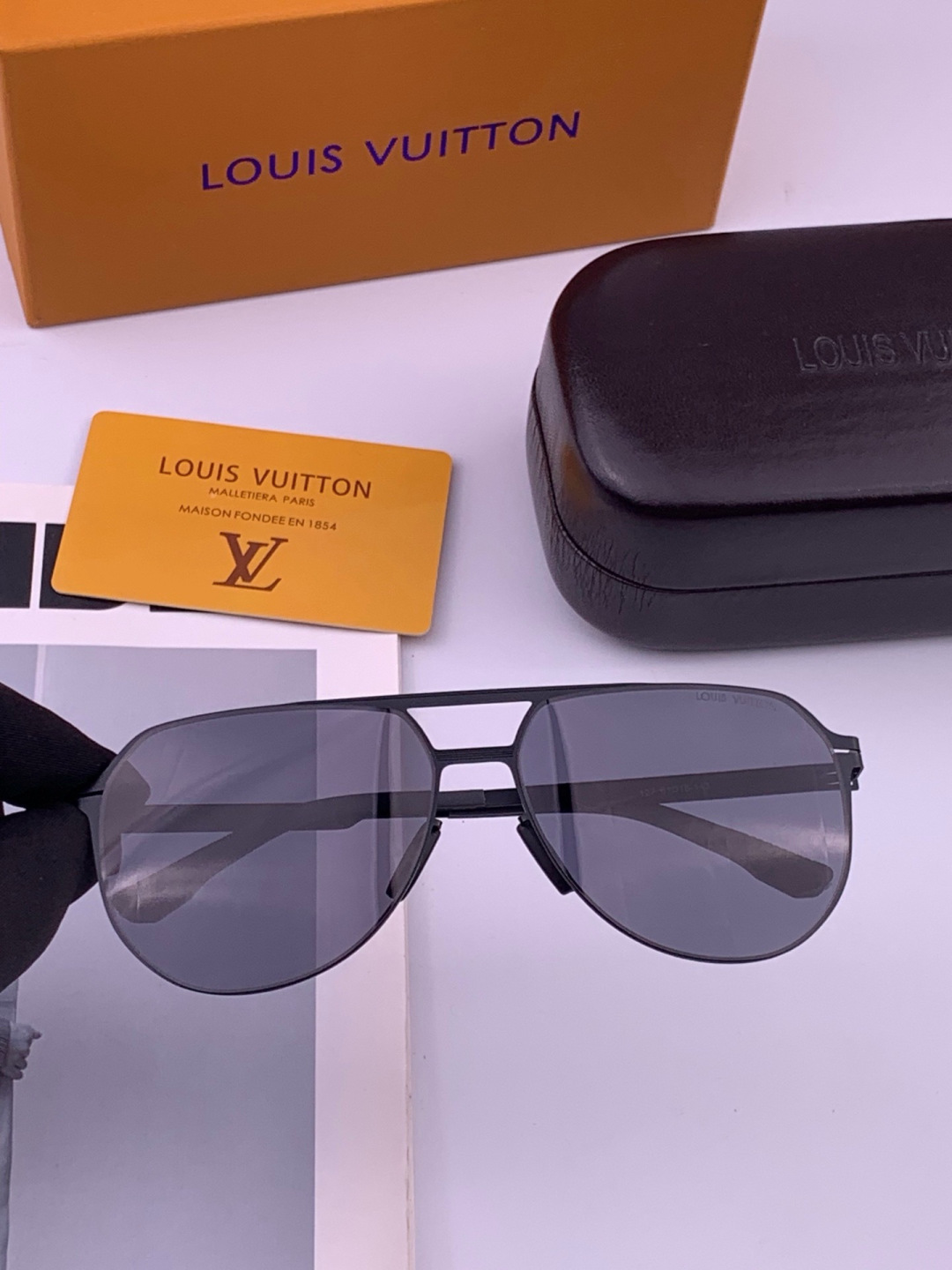 ♦️LV  新款男女情侣款太阳镜多边形墨镜iP电镀永不褪色 超轻超有弹性整幅眼镜无螺丝重要的是压不坏 高清尼龙镜片、精湛