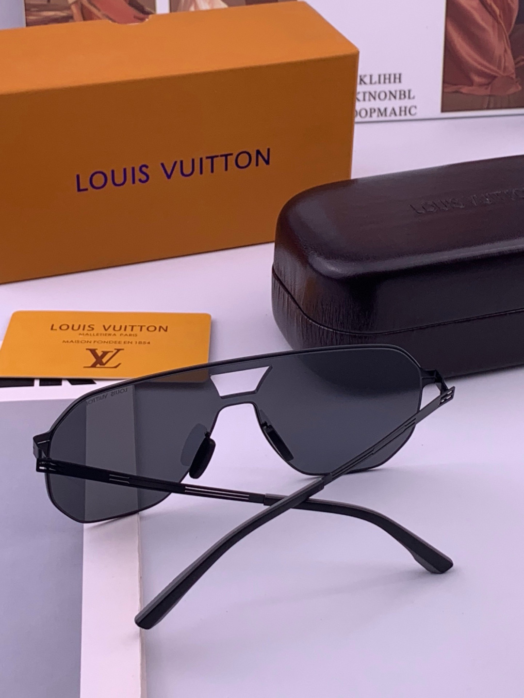 ♦️LV  新款男女情侣款太阳镜多边形墨镜iP电镀永不褪色 超轻超有弹性整幅眼镜无螺丝重要的是压不坏 高清尼龙镜片、精湛