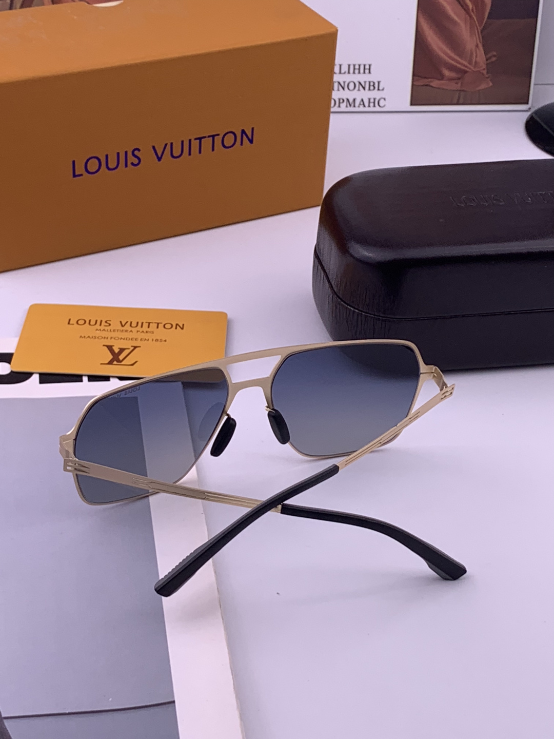 ♦️LV  新款男女情侣款太阳镜多边形墨镜iP电镀永不褪色 超轻超有弹性整幅眼镜无螺丝重要的是压不坏 高清尼龙镜片、精湛