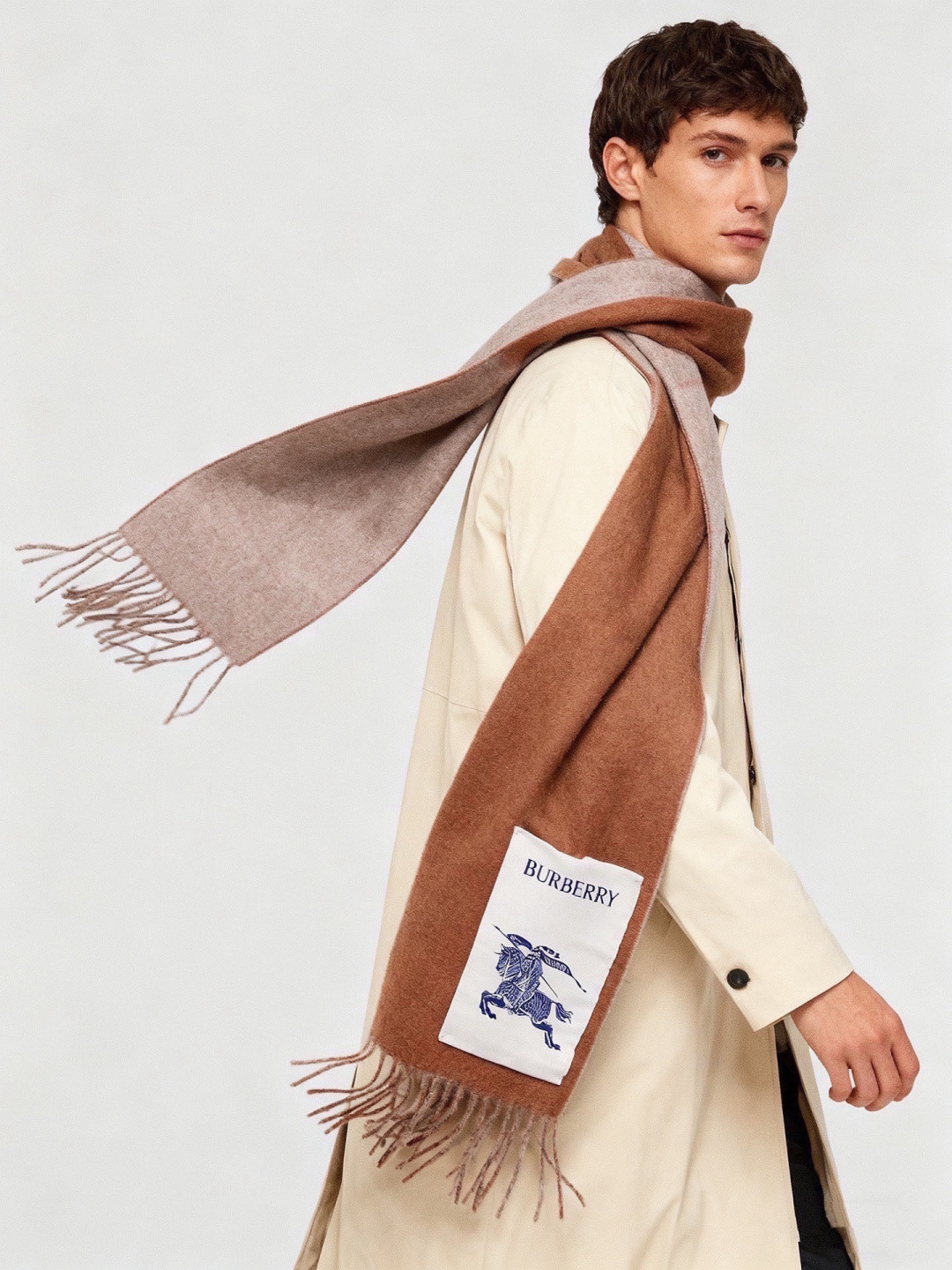NO:945930,It’s so beautiful. Burberry’s couple model. It’s so beautiful that it screams the latest British and European style in the store. It’s also a fashionable and practical large scarf & long scarf. The contrasting colors are very coordinated. The scarf feels soft, fashionable and warm to wear, and stylish. For plaid lovers, don’t miss it. The size is 30*164+8*2. Dear friends, rush to grab the higher version of the scarf, the higher version of the scarf, burberry19860909太美了巴宝莉 情侣款 美到要尖叫专柜最新款英伦欧美范儿 又是一款即时尚又实用的大围巾&长巾,撞色的颜色搭配很协调,围巾手感柔软,戴起来时尚暖和,大气有范儿,格子控们,不要错过哦,尺寸30*164+8*2,亲们速度开抢高版本围巾,高版本围巾,burberry,scarf