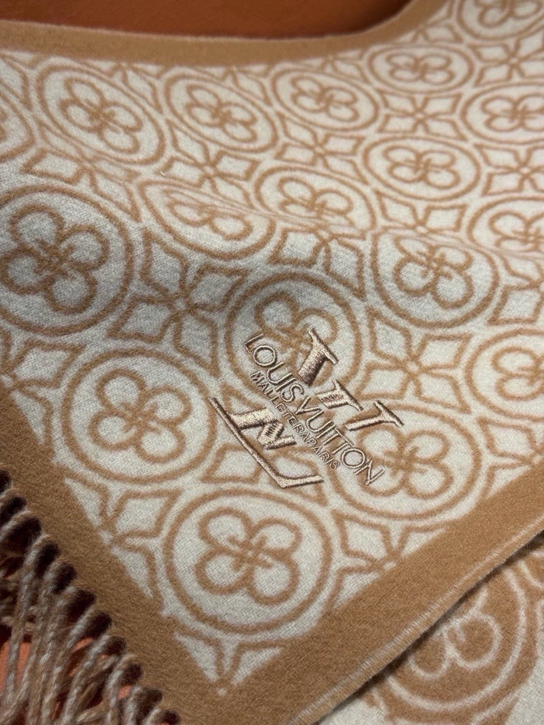 Lv爆款经典四叶草🍀双面提花爆款围巾🧣!!!非常百搭的一款,搭配大衣,毛衣都非常高级,尺寸刚刚好,及保暖又美观,太爱了😍 Lv爆款经典四叶草🍀双面提花爆款围巾🧣!!!非常百搭的一款,搭配大衣,毛衣都非常高级,尺寸刚刚好,及保暖又美观,太爱了😍