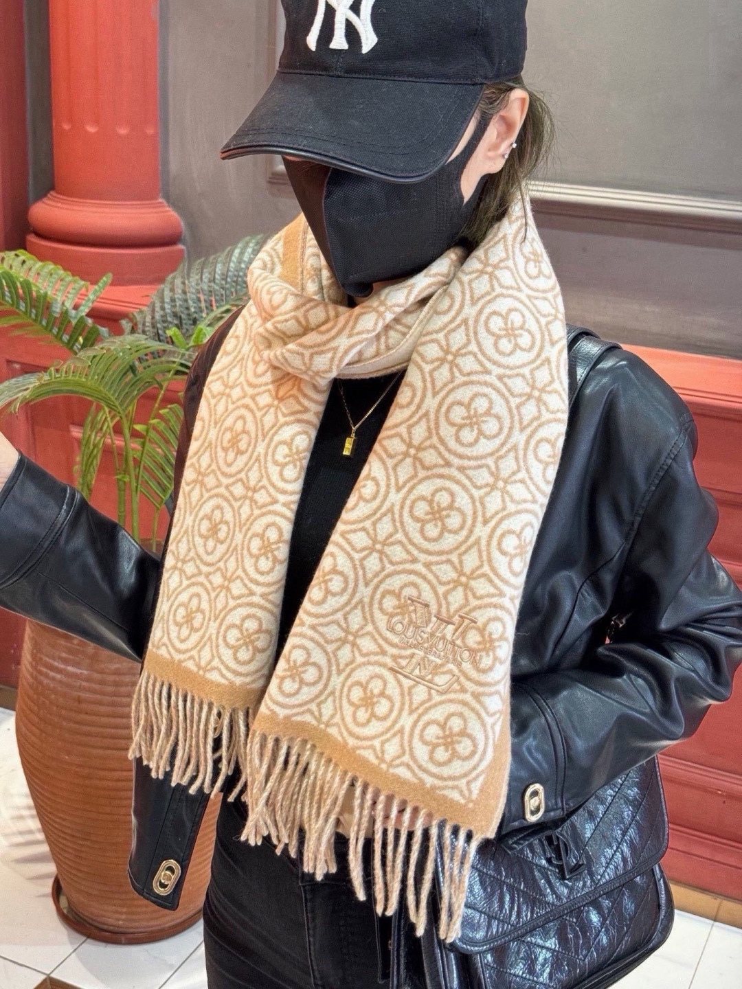 Lv爆款经典四叶草🍀双面提花爆款围巾🧣!!!非常百搭的一款,搭配大衣,毛衣都非常高级,尺寸刚刚好,及保暖又美观,太爱了😍 Lv爆款经典四叶草🍀双面提花爆款围巾🧣!!!非常百搭的一款,搭配大衣,毛衣都非常高级,尺寸刚刚好,及保暖又美观,太爱了😍