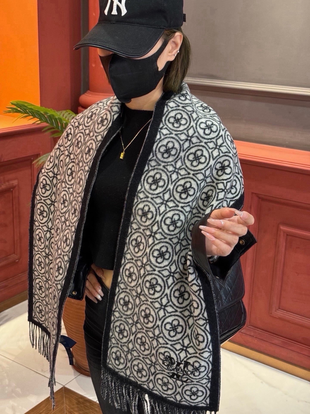 Lv爆款经典四叶草🍀双面提花爆款围巾🧣！！！非常百搭的一款，搭配大衣，毛衣都非常高级，尺寸刚刚好，及保暖又美观，太爱了😍