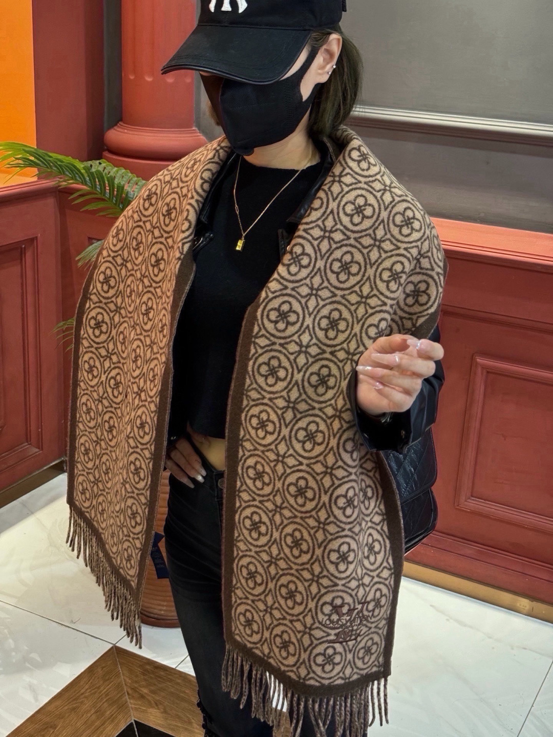 Lv爆款经典四叶草🍀双面提花爆款围巾🧣！！！非常百搭的一款，搭配大衣，毛衣都非常高级，尺寸刚刚好，及保暖又美观，太爱了😍