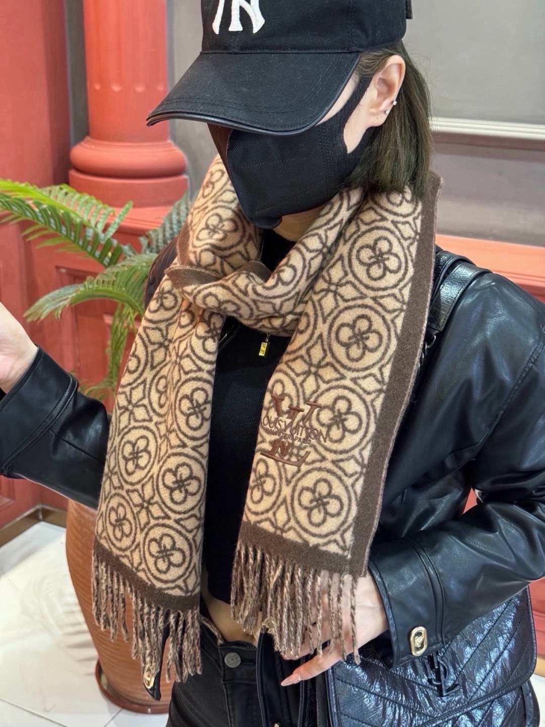 Lv爆款经典四叶草🍀双面提花爆款围巾🧣!!!非常百搭的一款,搭配大衣,毛衣都非常高级,尺寸刚刚好,及保暖又美观,太爱了😍 Lv爆款经典四叶草🍀双面提花爆款围巾🧣!!!非常百搭的一款,搭配大衣,毛衣都非常高级,尺寸刚刚好,及保暖又美观,太爱了😍
